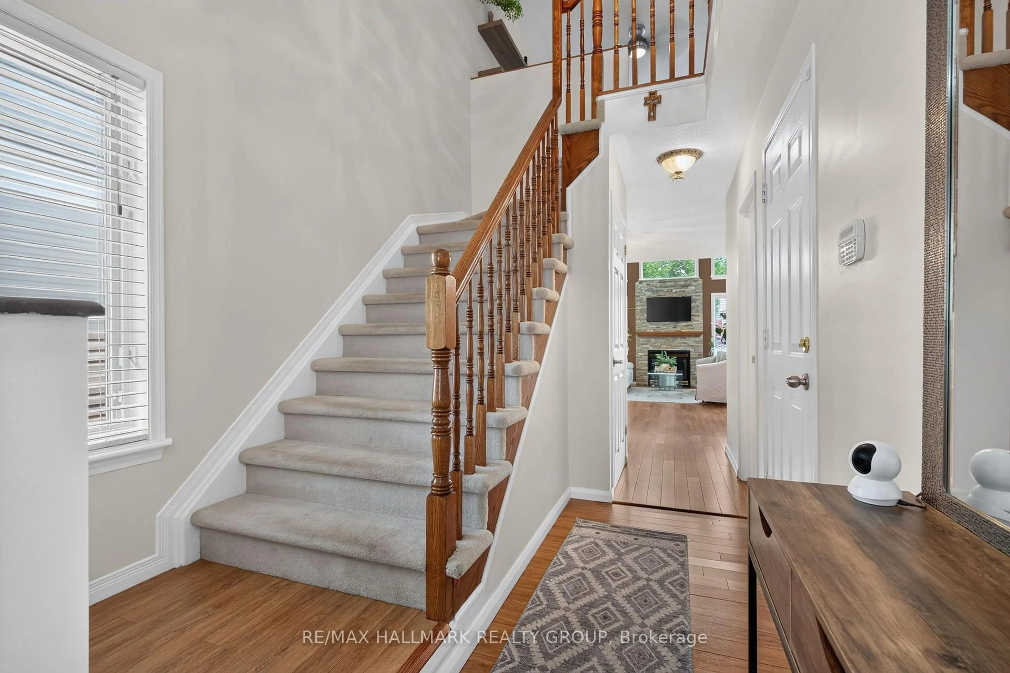 Indoor entryway for 63 Palmadeo Dr, Ottawa Ontario K2J 4Z3