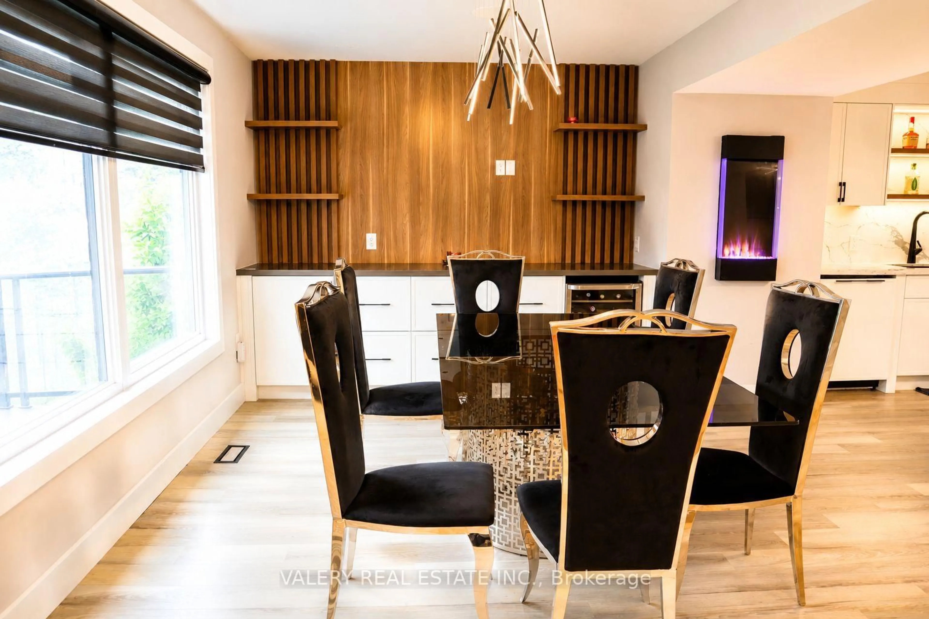 Dining room, wood/laminate floor for 33 Chilton Dr, Hamilton Ontario L8J 1L4