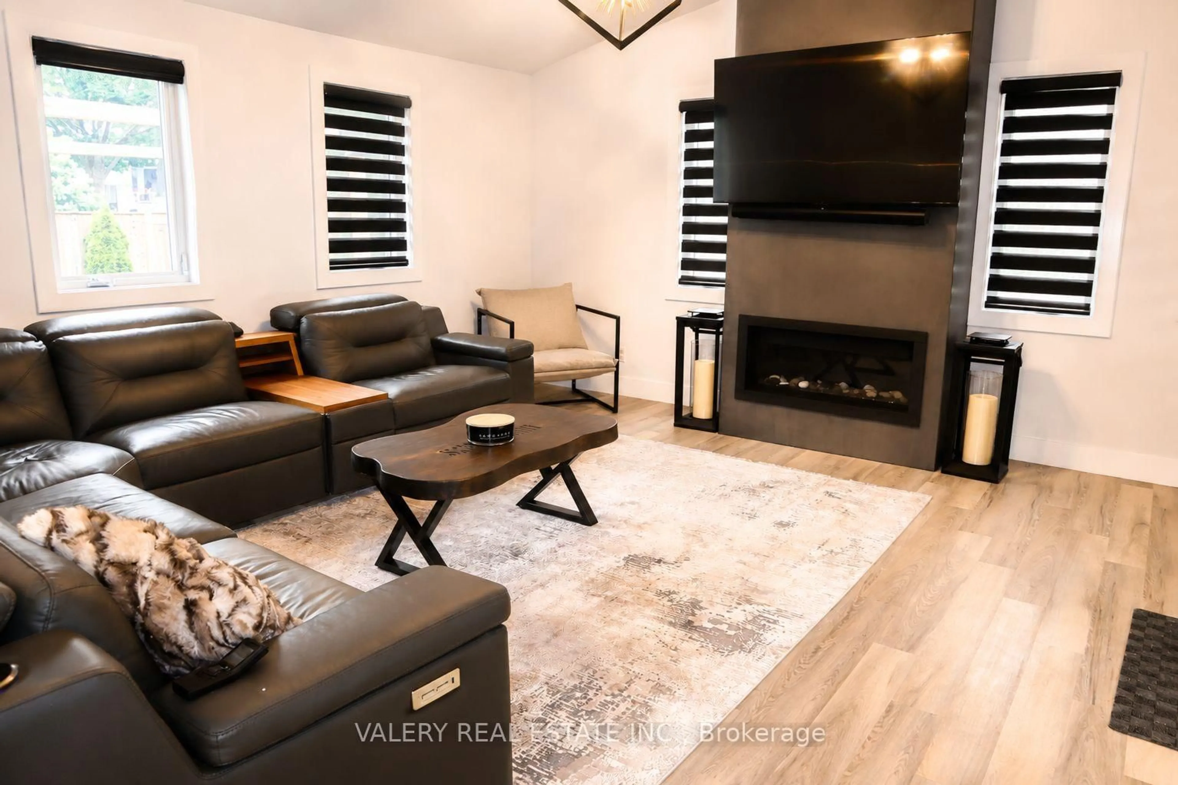 Living room with furniture, unknown for 33 Chilton Dr, Hamilton Ontario L8J 1L4