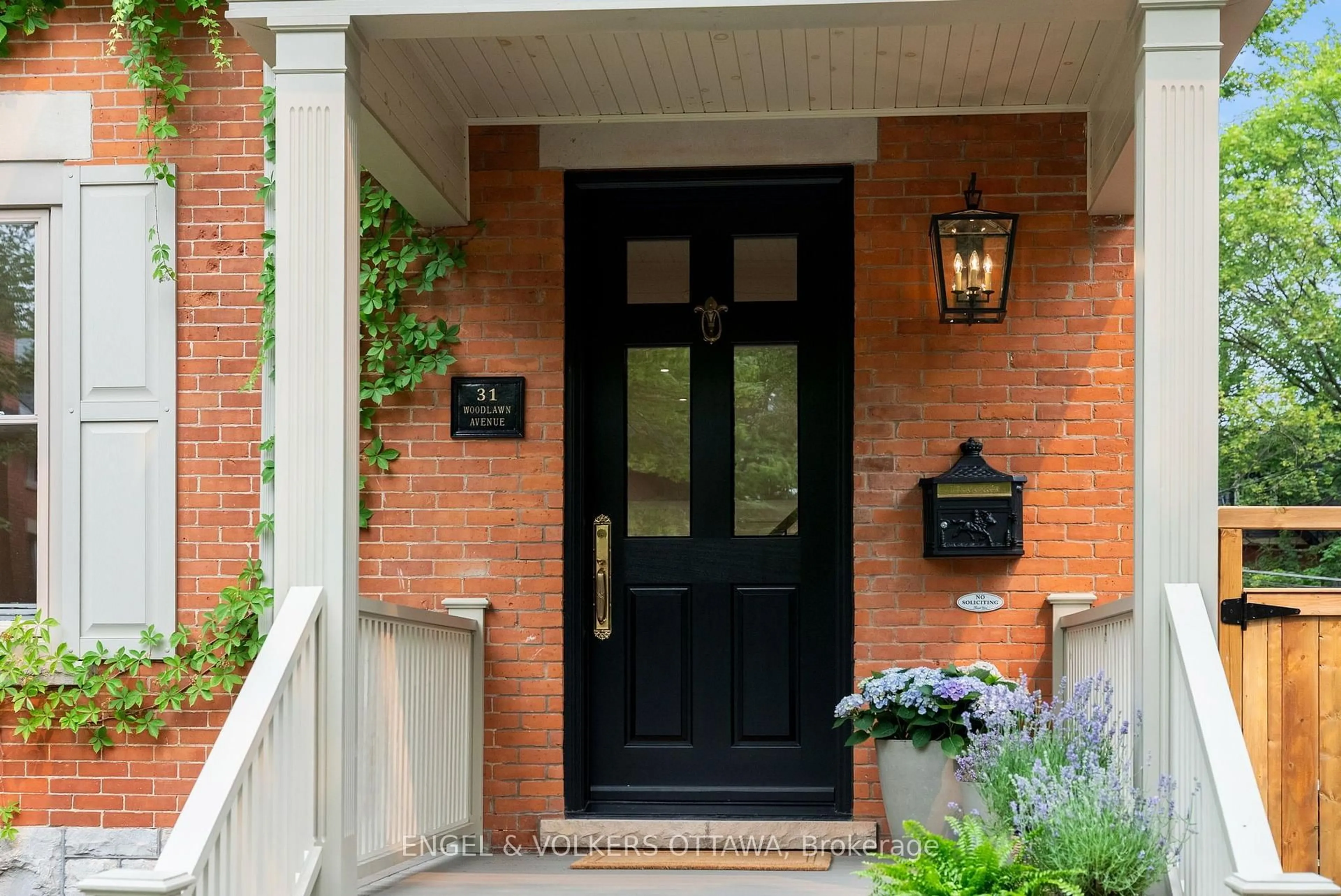 Indoor entryway for 31 Woodlawn Ave, Ottawa Ontario K1S 2S8