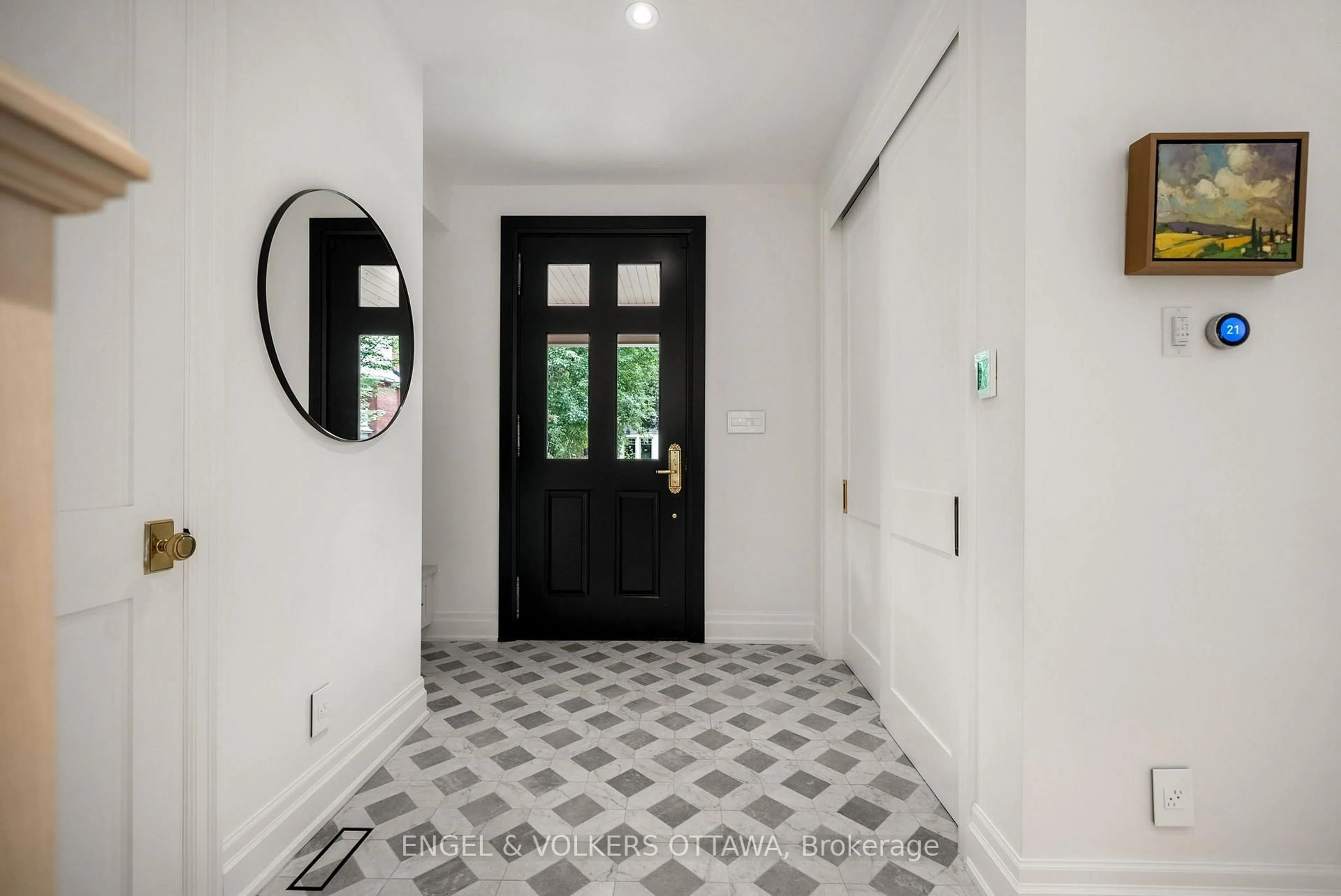 Indoor entryway for 31 Woodlawn Ave, Ottawa Ontario K1S 2S8