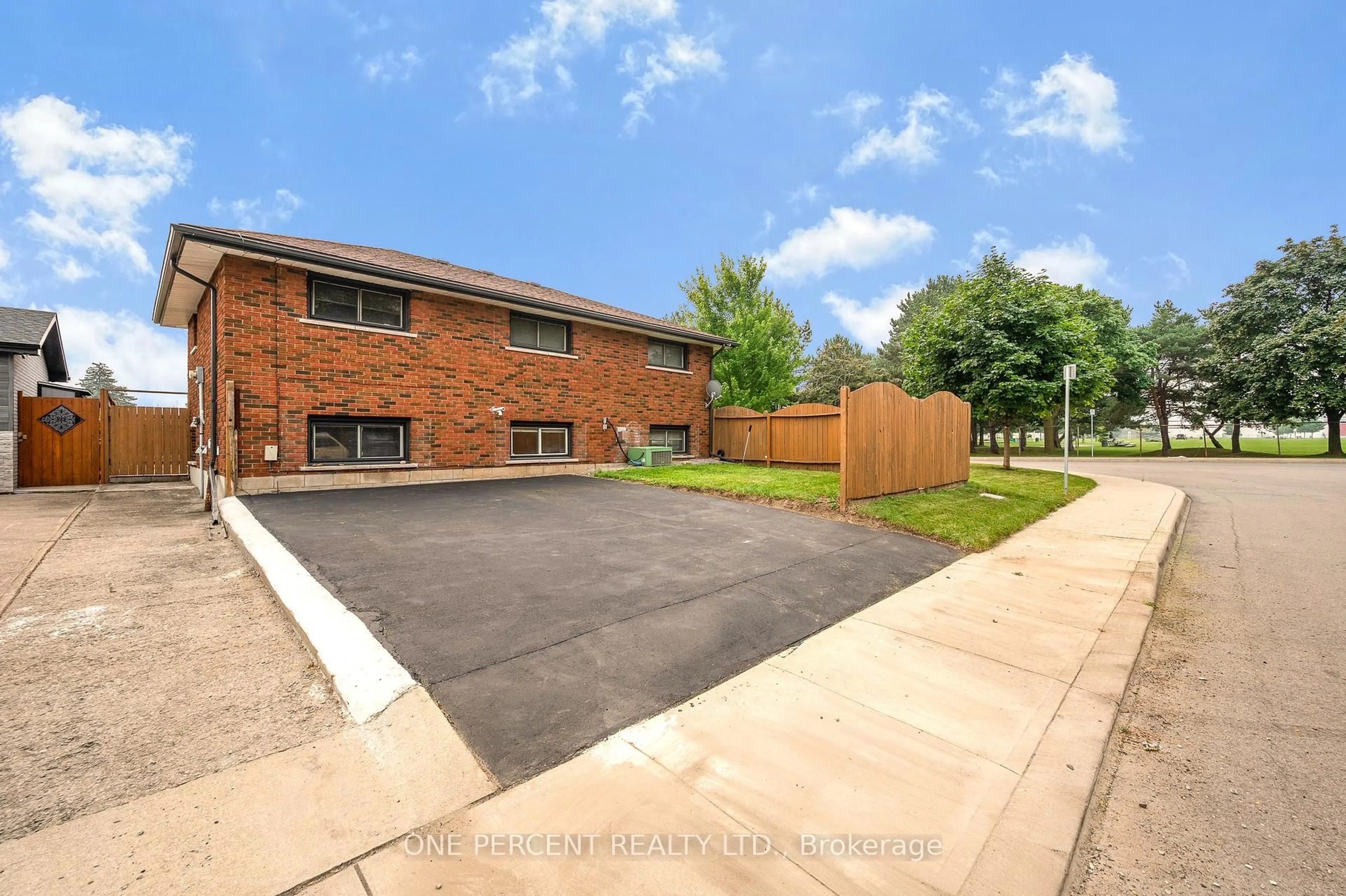 A pic from outside/outdoor area/front of a property/back of a property/a pic from drone, street for 101 Kentley Dr, Hamilton Ontario L8E 1A5
