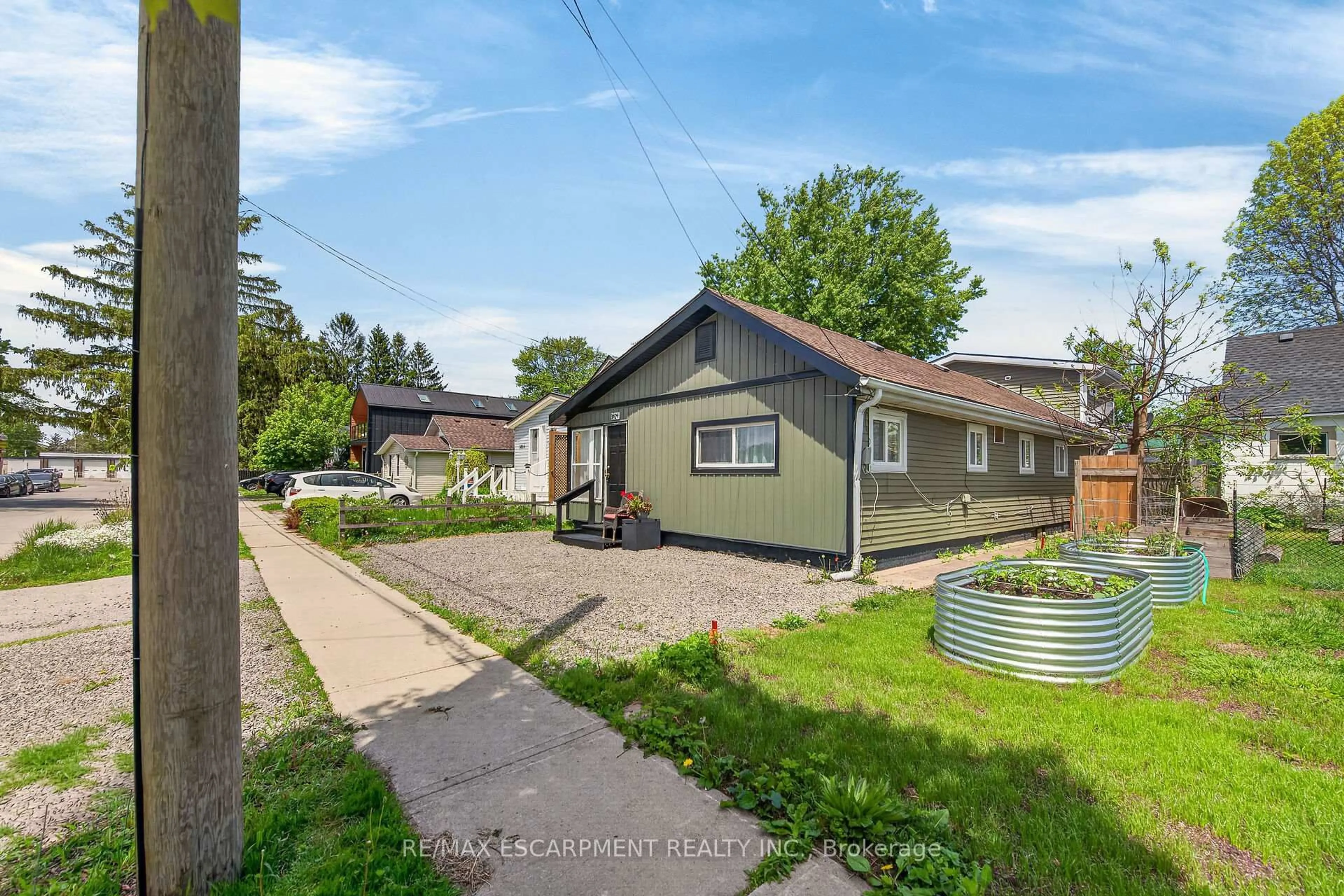 A pic from outside/outdoor area/front of a property/back of a property/a pic from drone, street for 3824 Roxborough Ave, Fort Erie Ontario L0S 1B0