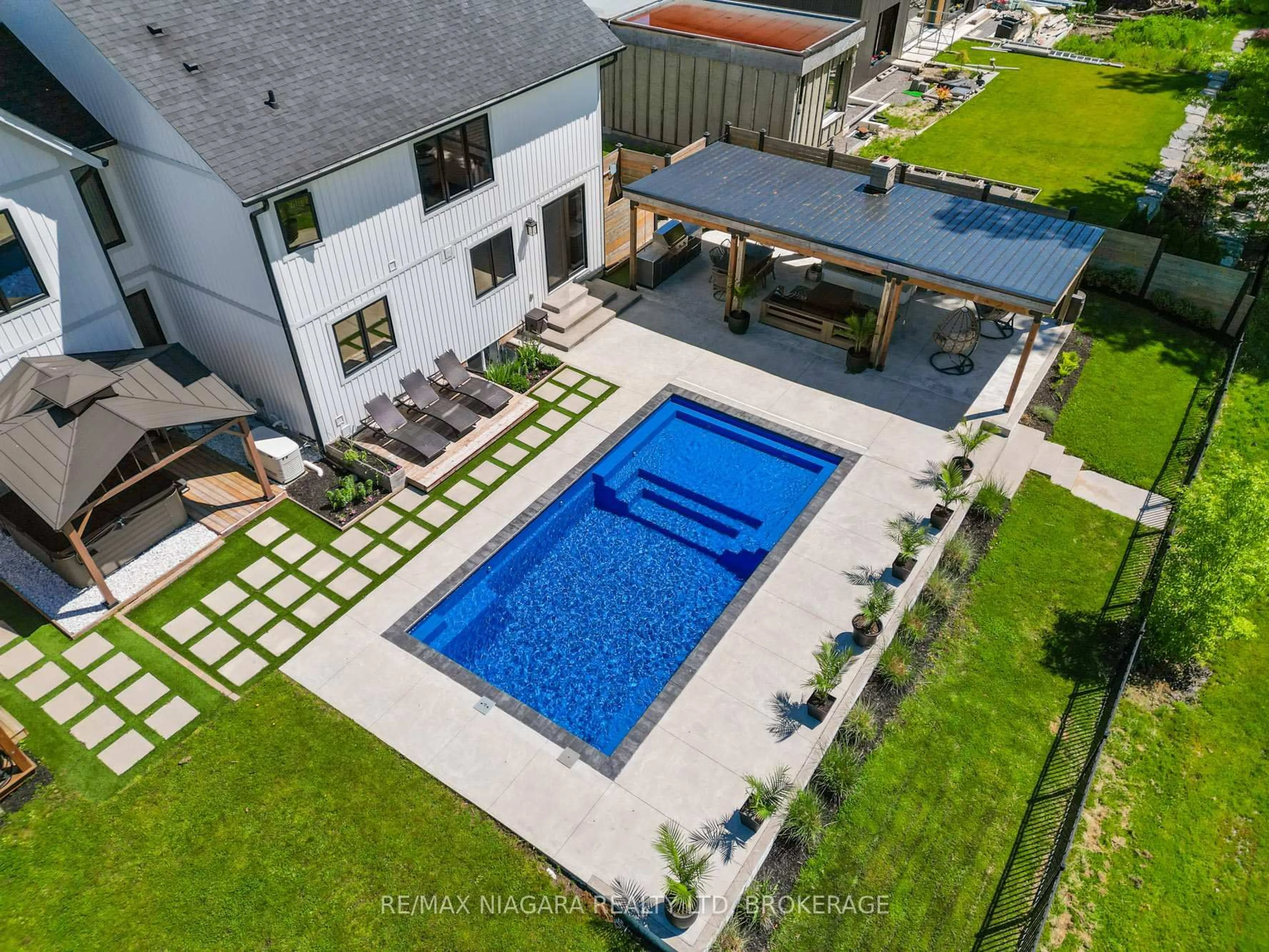 A pic from outside/outdoor area/front of a property/back of a property/a pic from drone, unknown for 1623 Bertie St, Fort Erie Ontario L2A 5M4