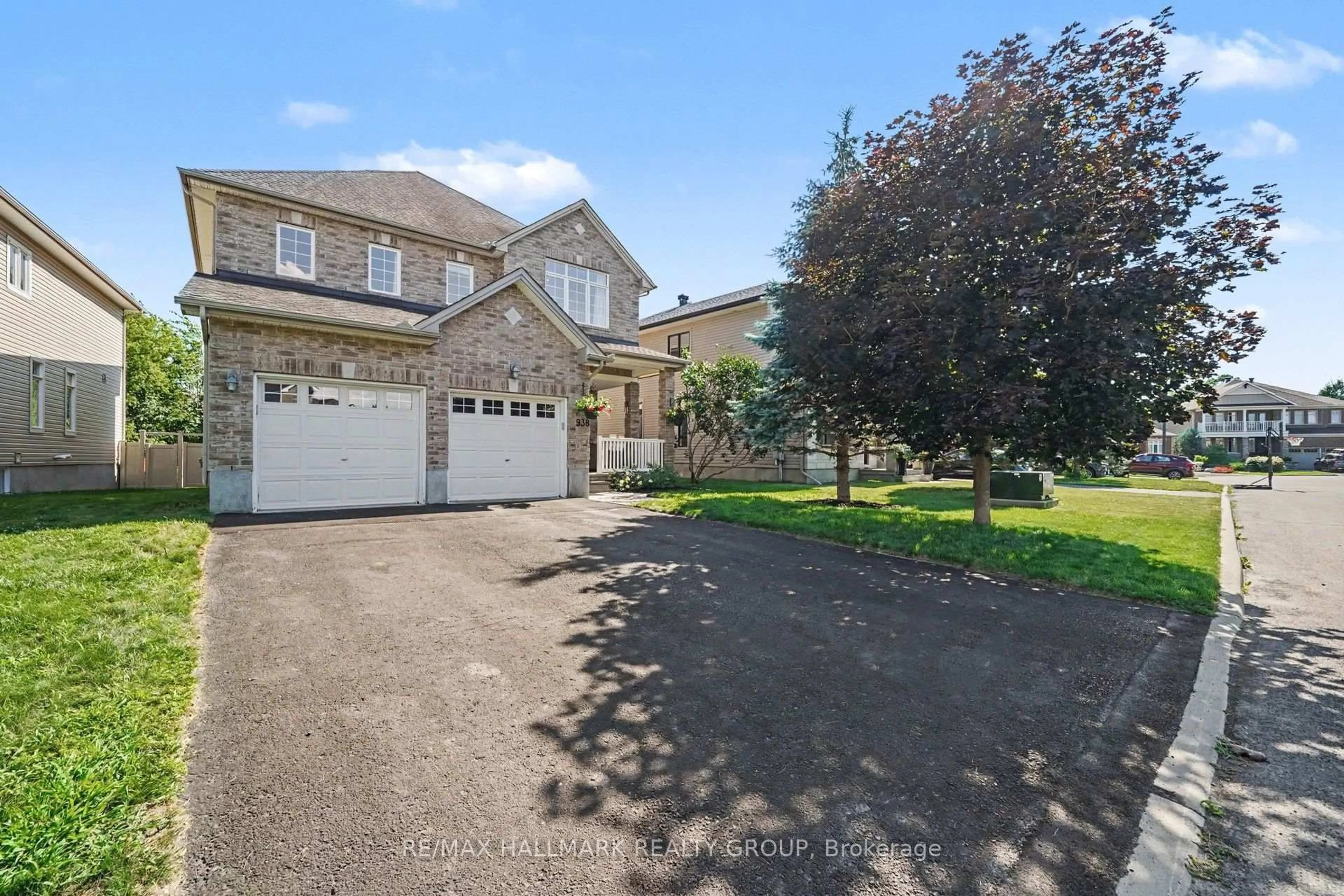 A pic from outside/outdoor area/front of a property/back of a property/a pic from drone, street for 938 Wildcarrot Cres, Ottawa Ontario K1V 2M6