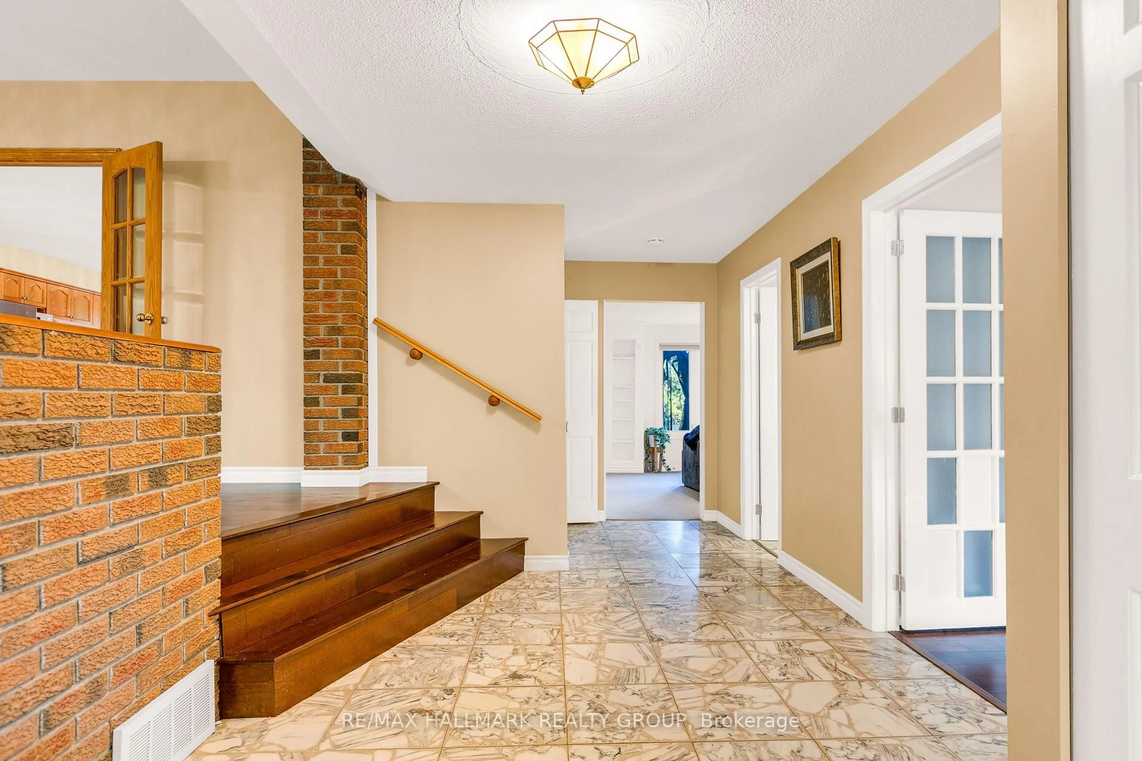 Indoor foyer for 7316 Flewellyn Rd, Ottawa Ontario K2S 1B6