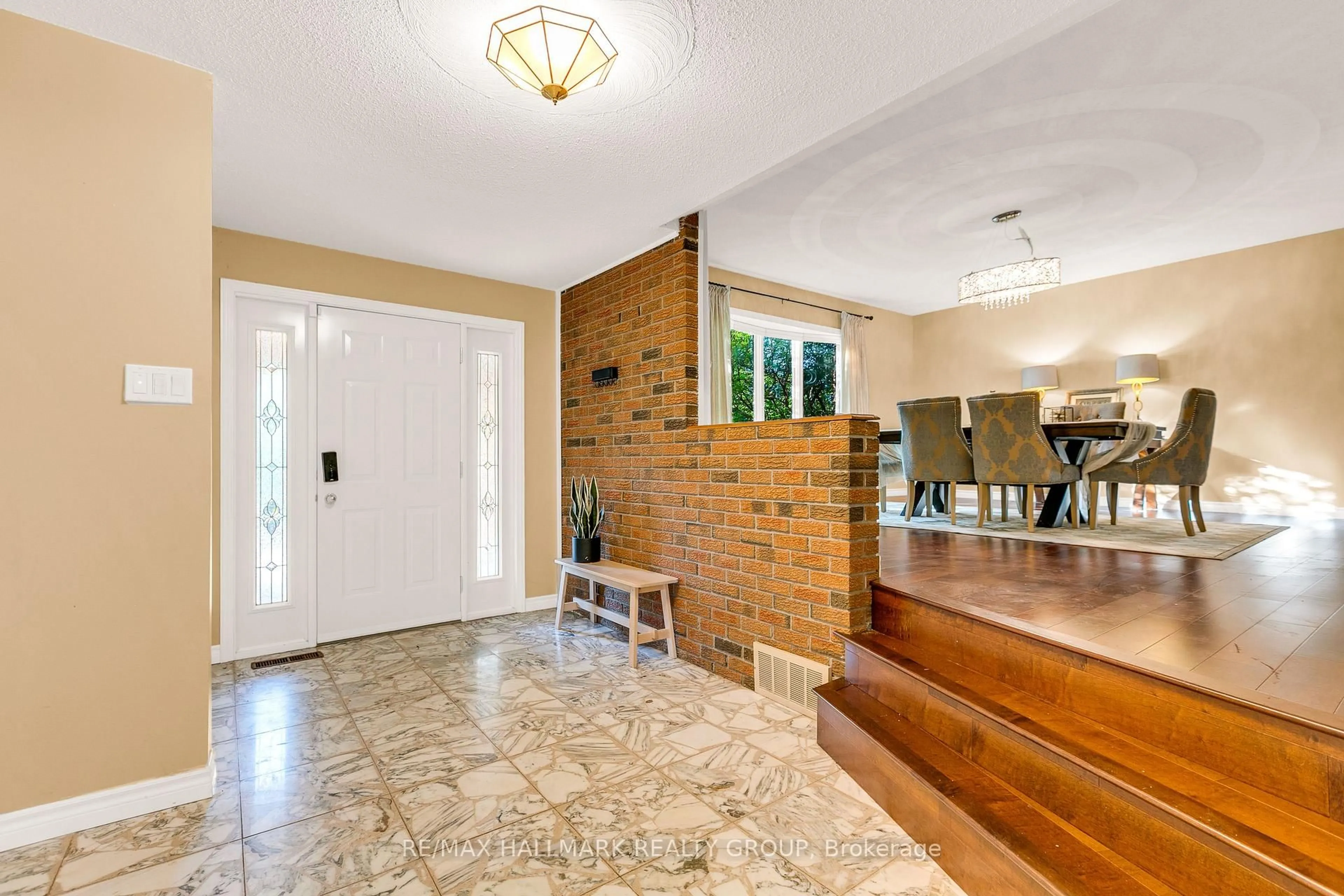 Indoor entryway for 7316 Flewellyn Rd, Ottawa Ontario K2S 1B6