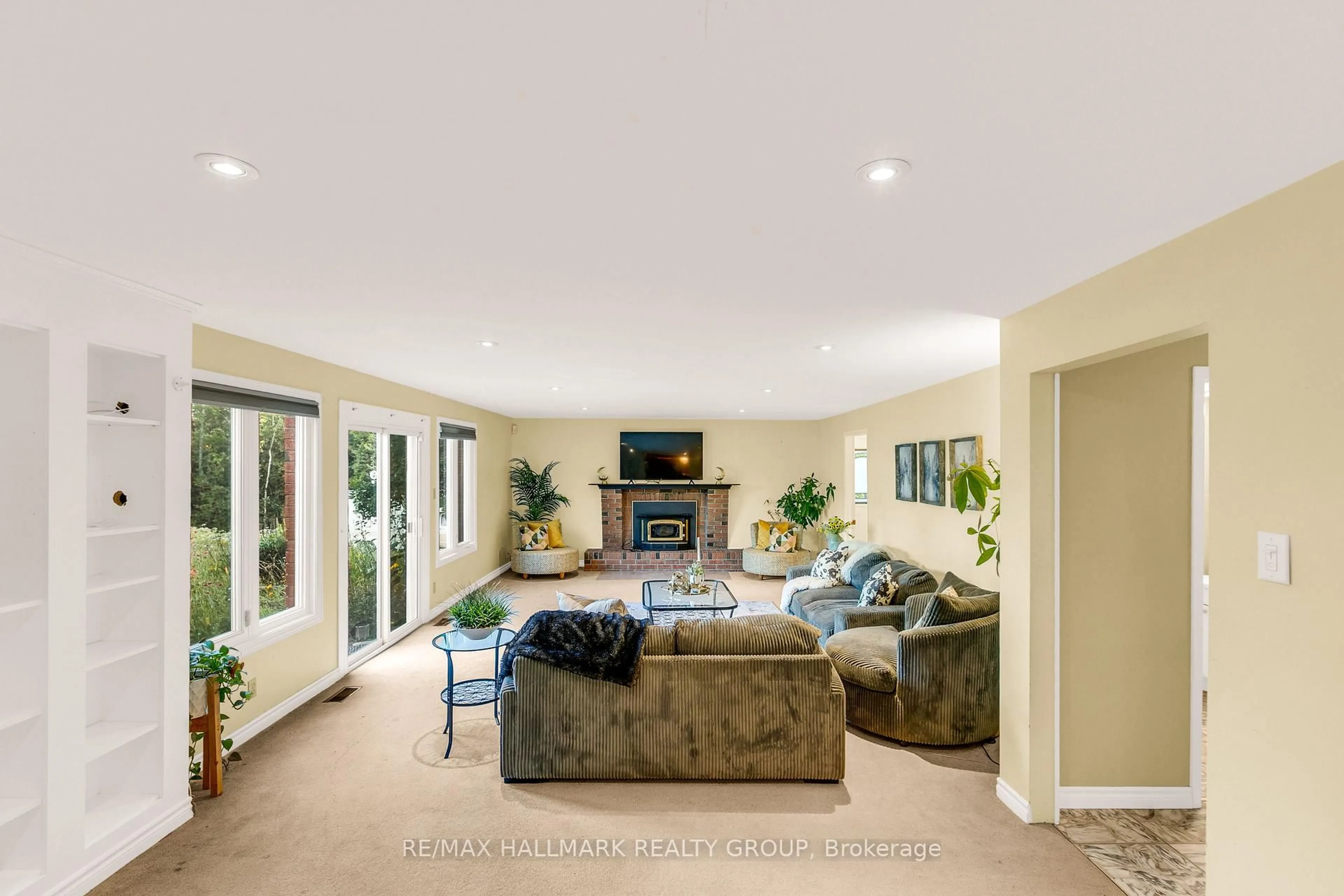 Living room with furniture, unknown for 7316 Flewellyn Rd, Ottawa Ontario K2S 1B6