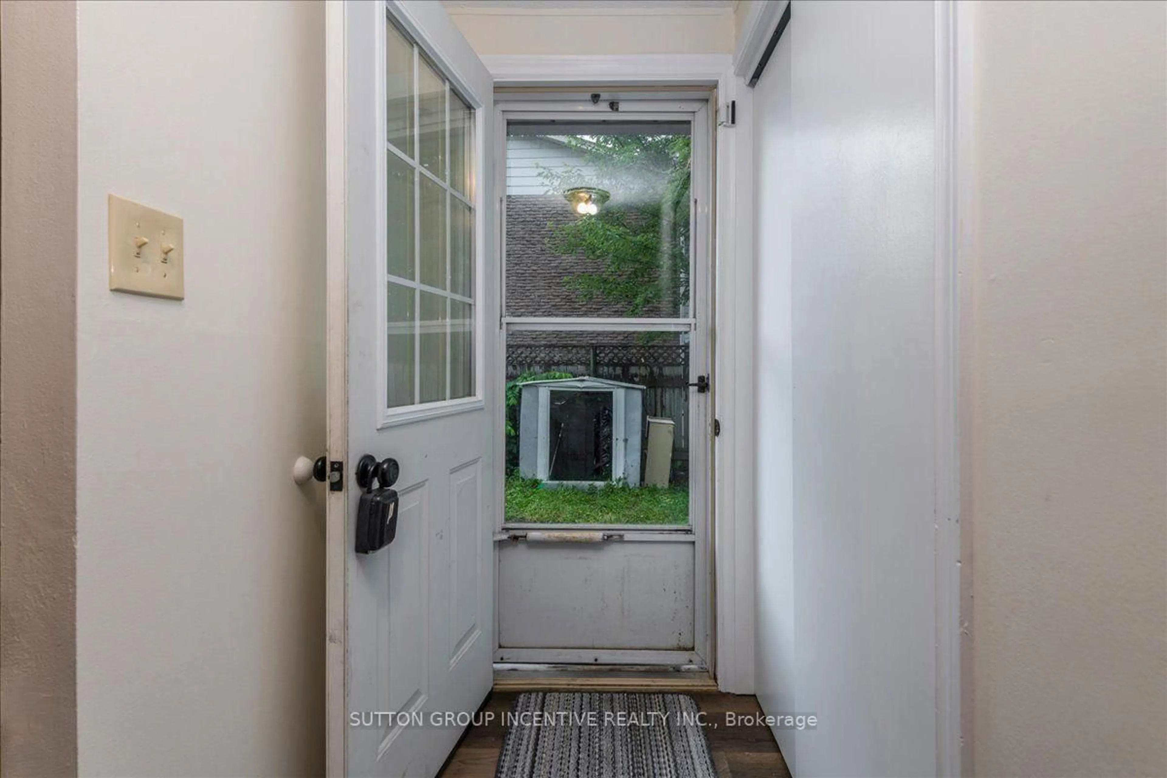 Indoor entryway for 159 Toronto St, Bracebridge Ontario P1L 1J4