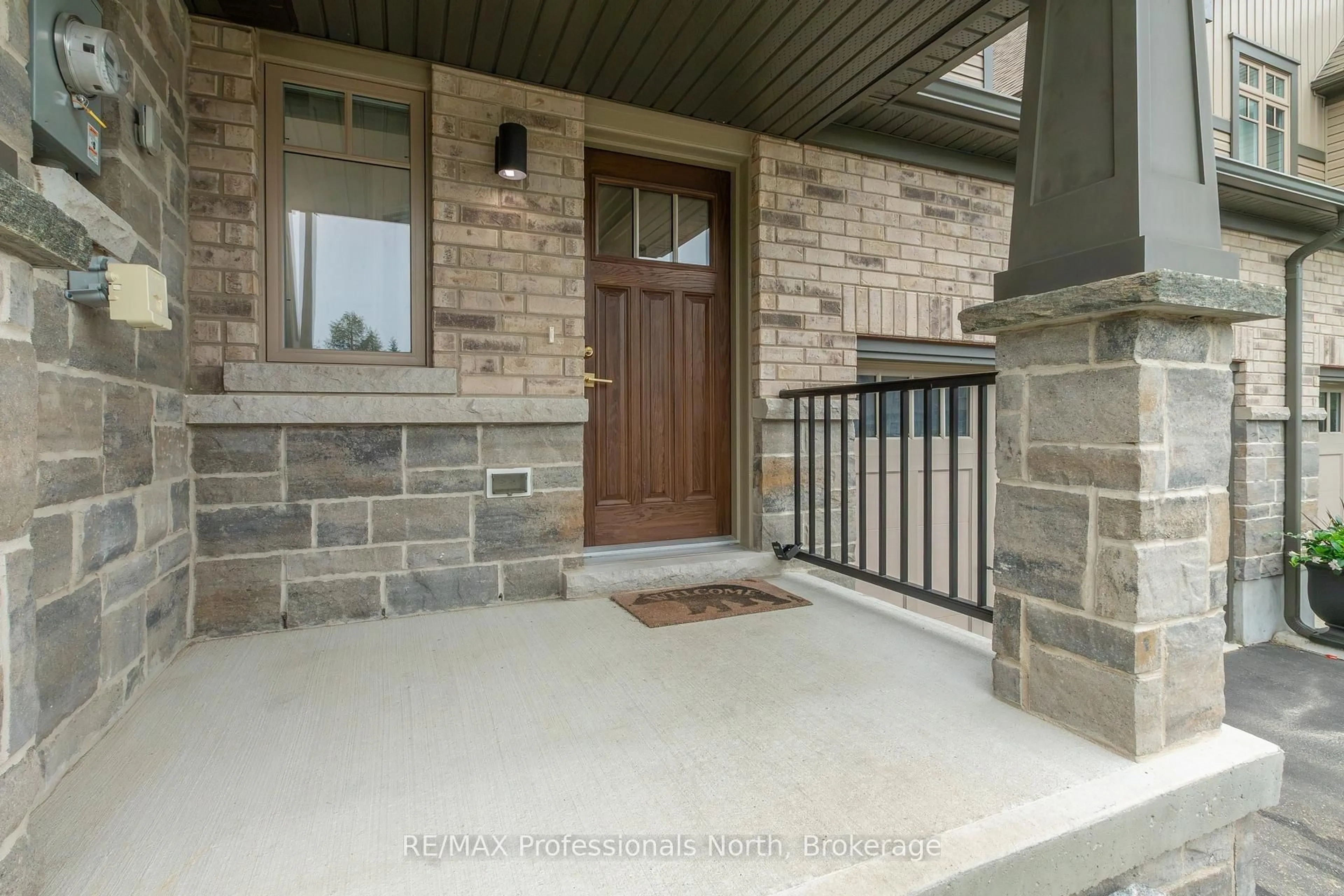 Indoor entryway for 45 Kelsey Madison Crt, Huntsville Ontario P1H 0E2
