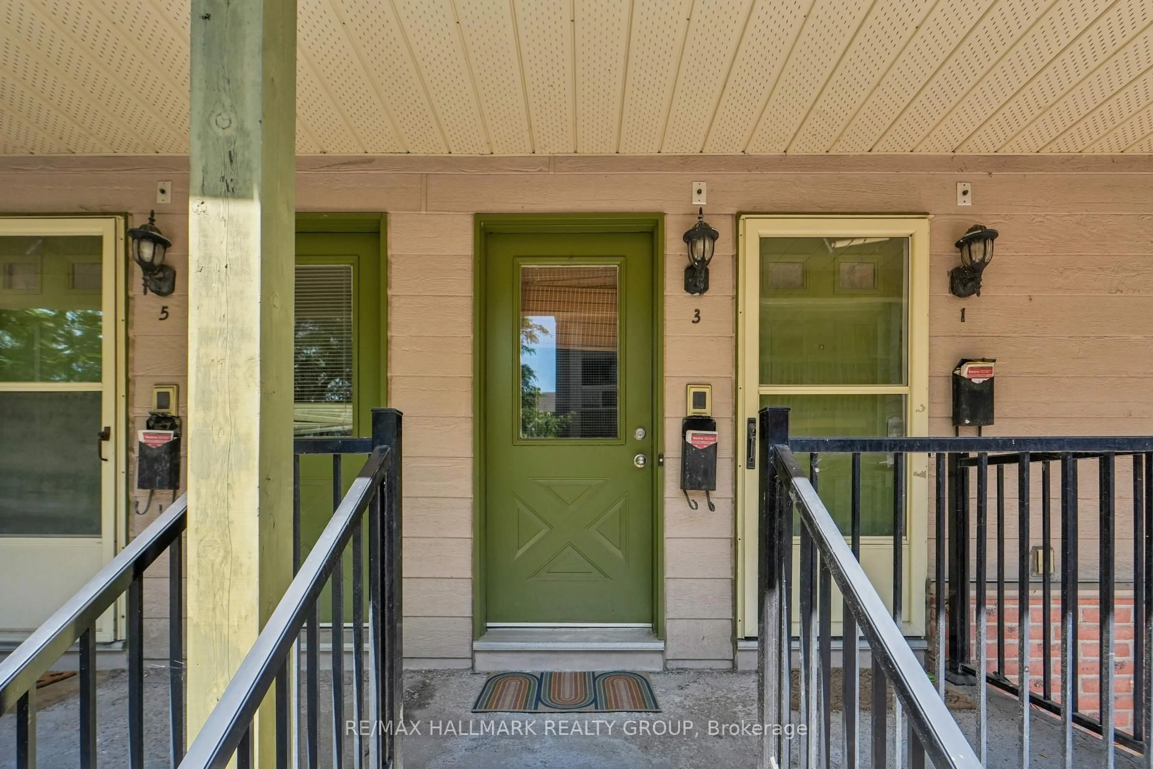 Indoor entryway for 268 Presland Rd #3, Ottawa Ontario K1K 2B8