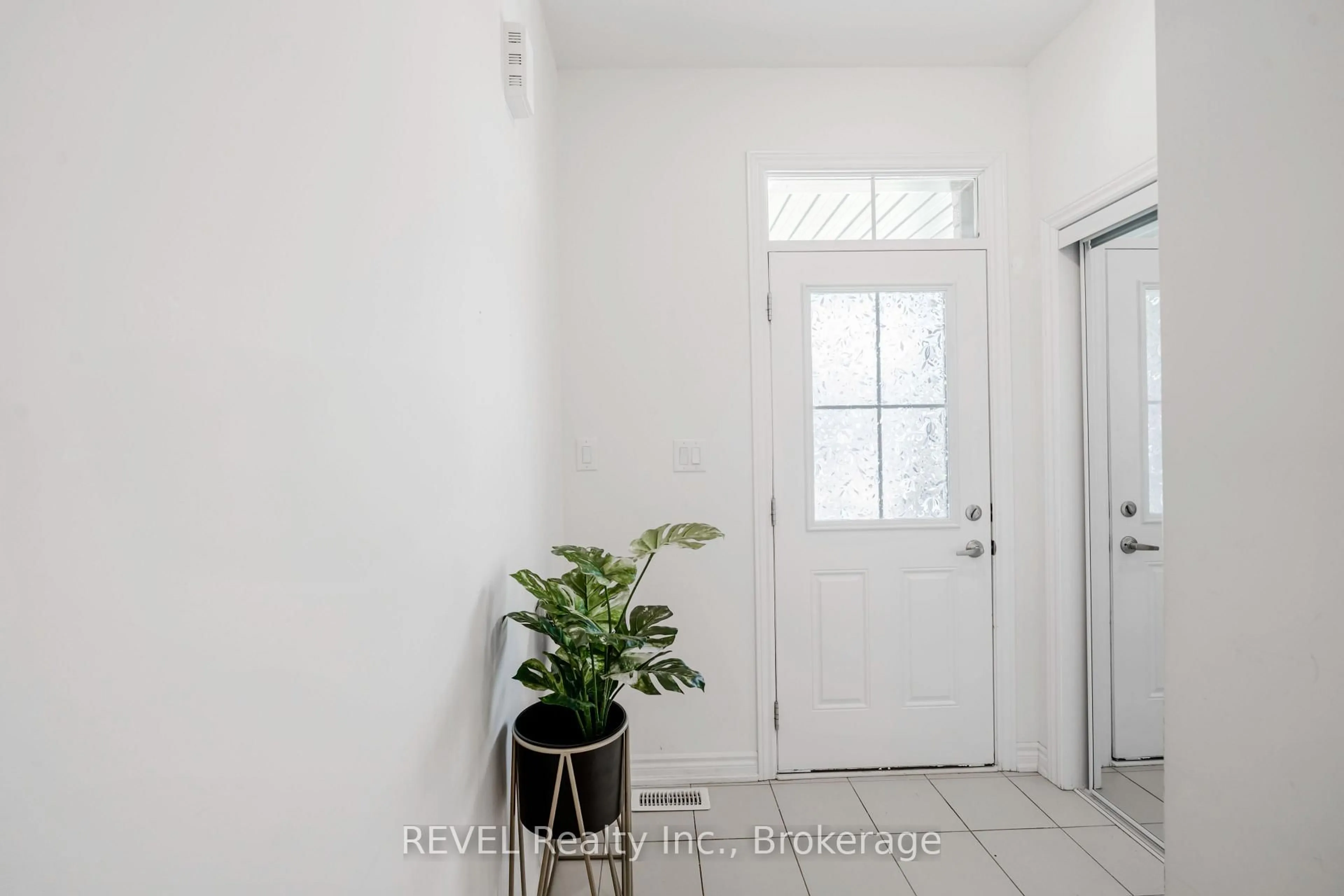 Indoor entryway for 20 Ever Sweet Way, Thorold Ontario L2V 0L1