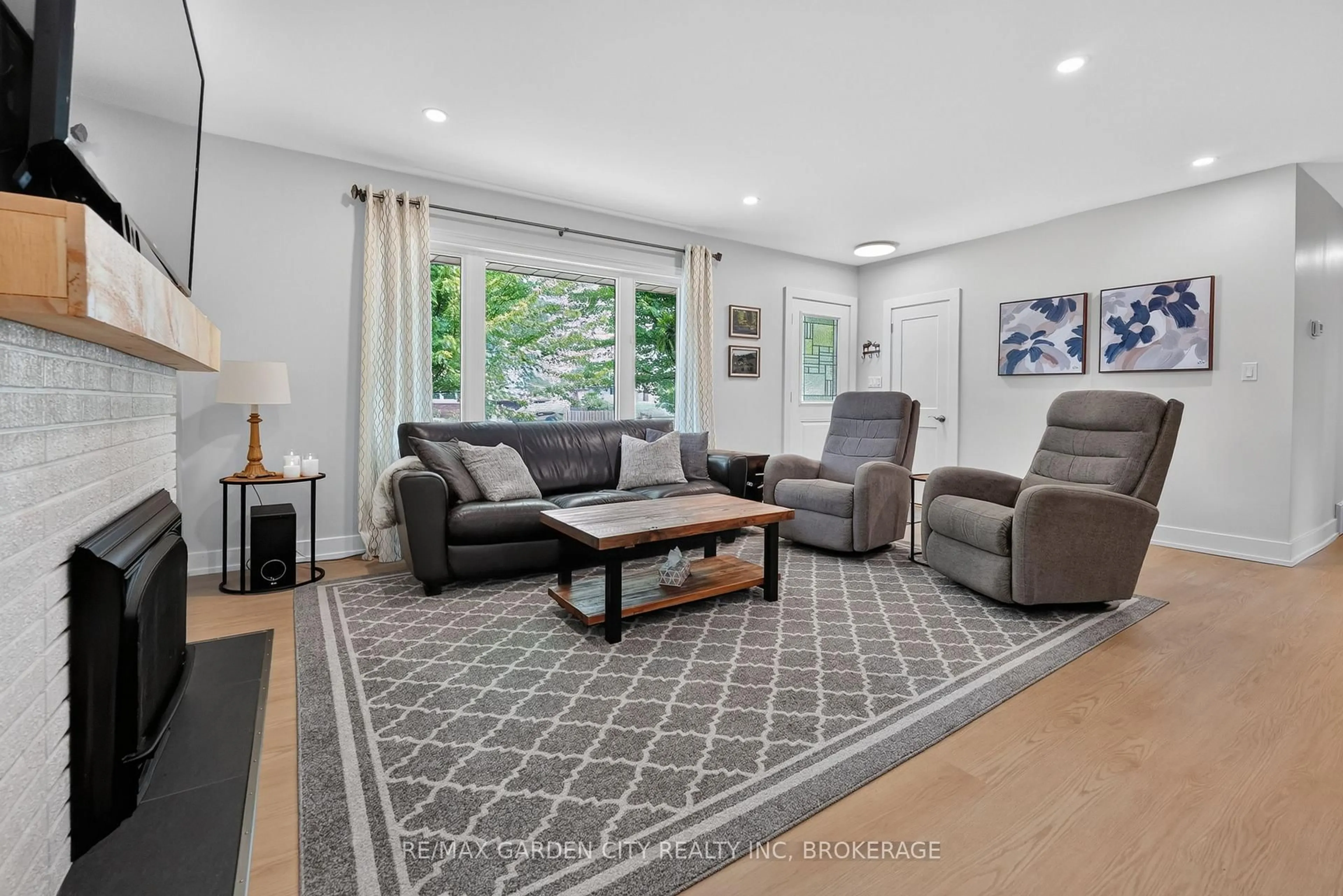 Living room with furniture, unknown for 26 Millward Ave, St. Catharines Ontario L2N 1P6