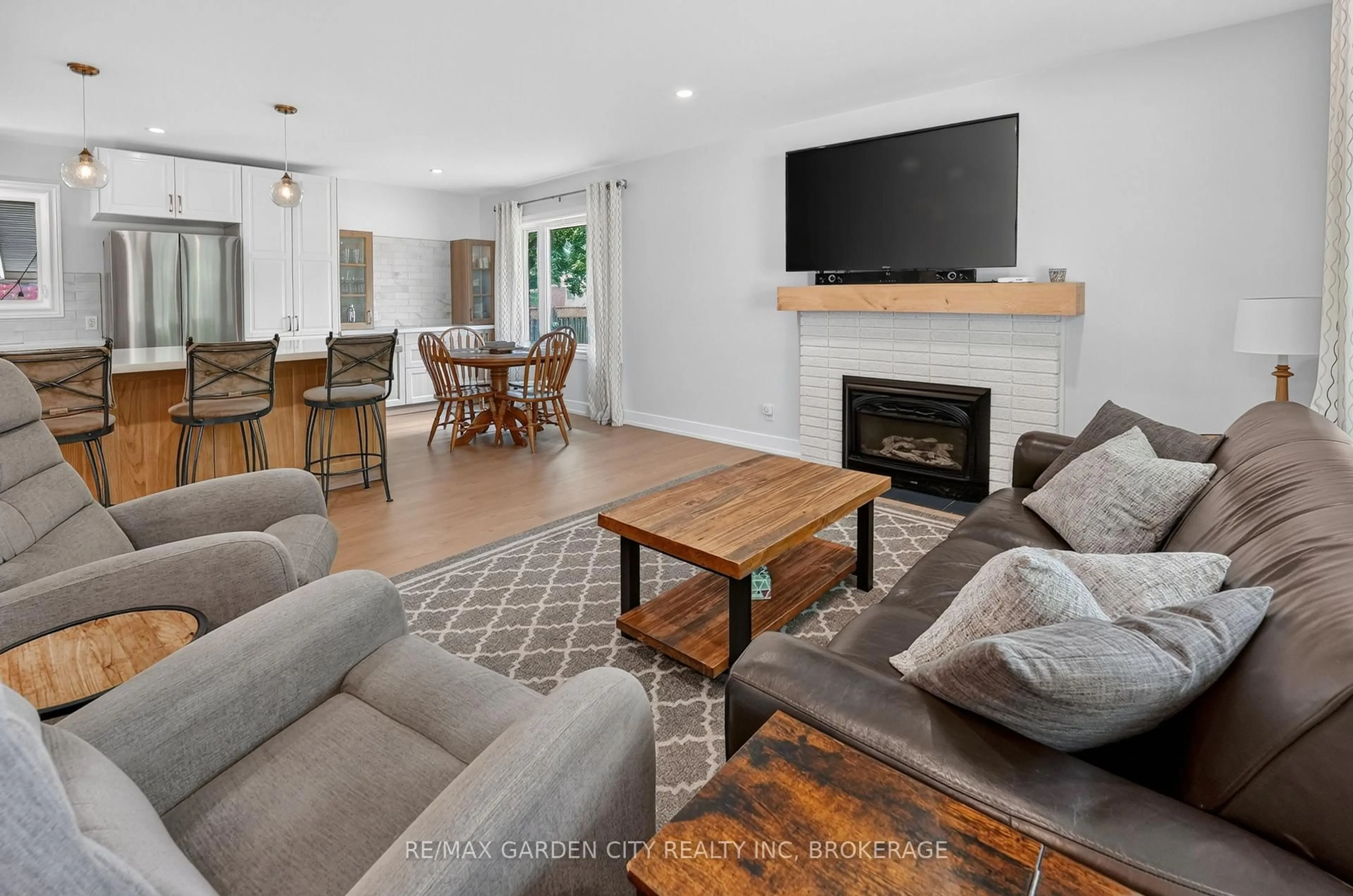 Living room with furniture, wood/laminate floor for 26 Millward Ave, St. Catharines Ontario L2N 1P6