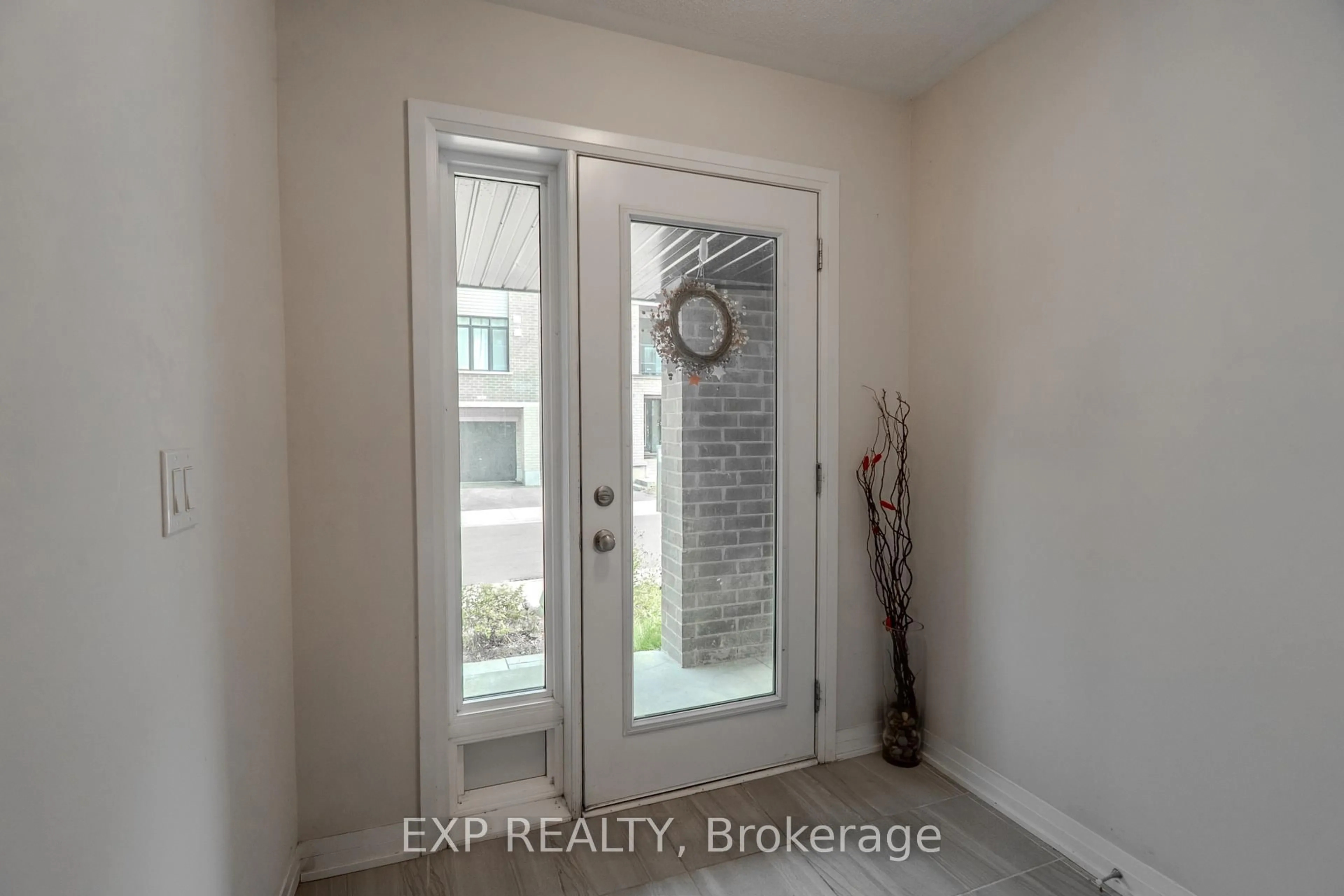 Indoor entryway for 585 Colborne St #1207, Brantford Ontario N3S 0K4