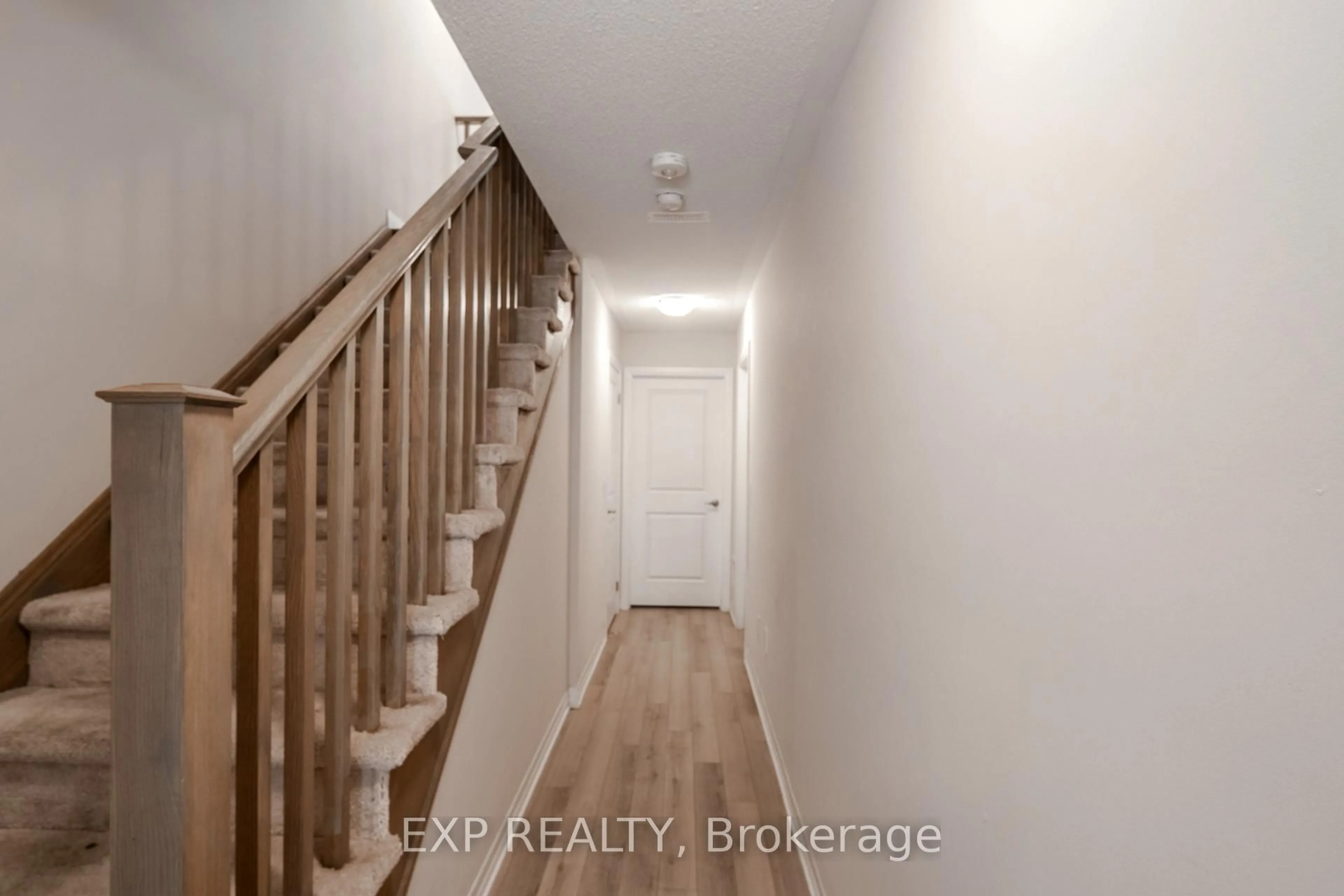 Indoor entryway for 585 Colborne St #1207, Brantford Ontario N3S 0K4