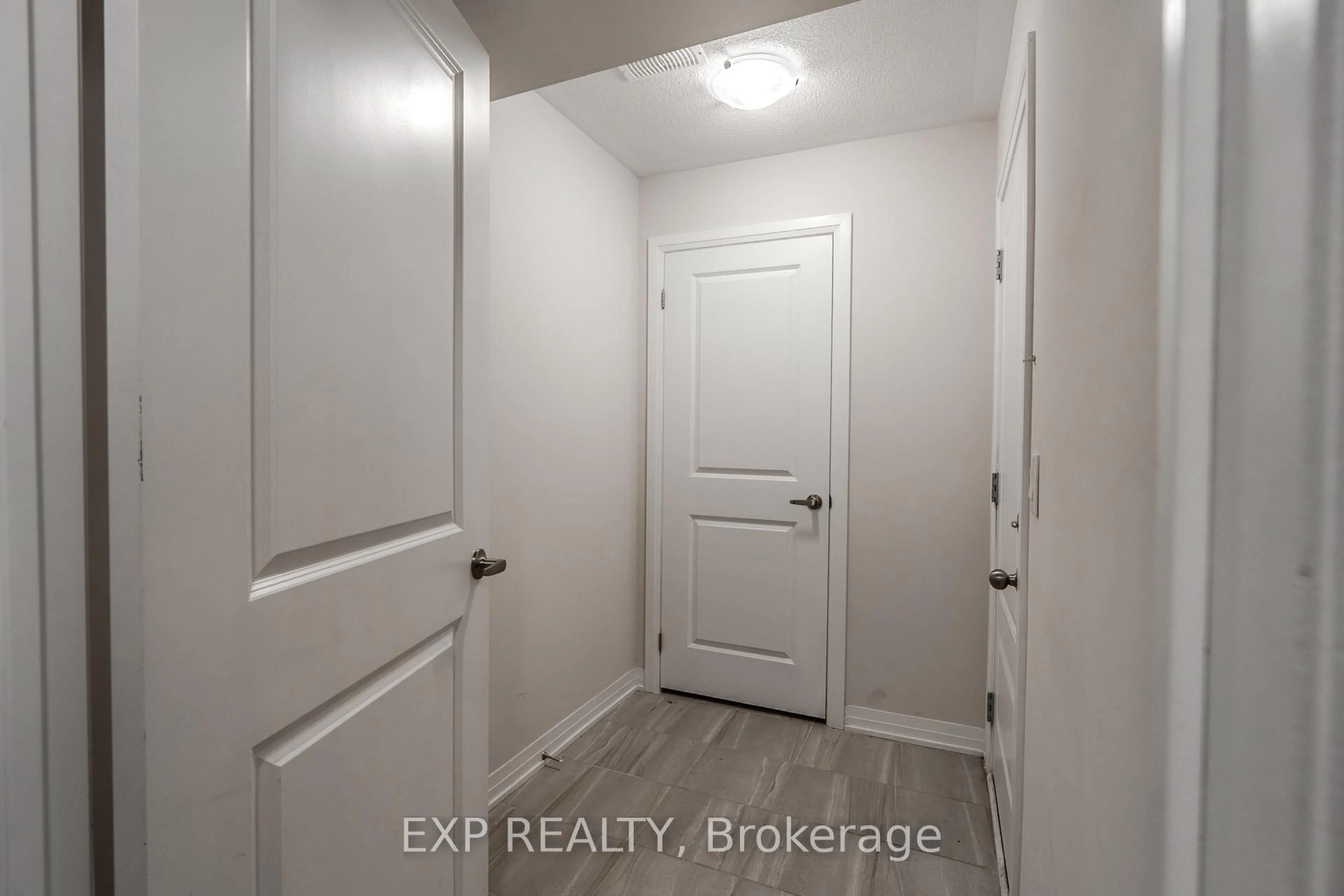 Indoor entryway for 585 Colborne St #1207, Brantford Ontario N3S 0K4