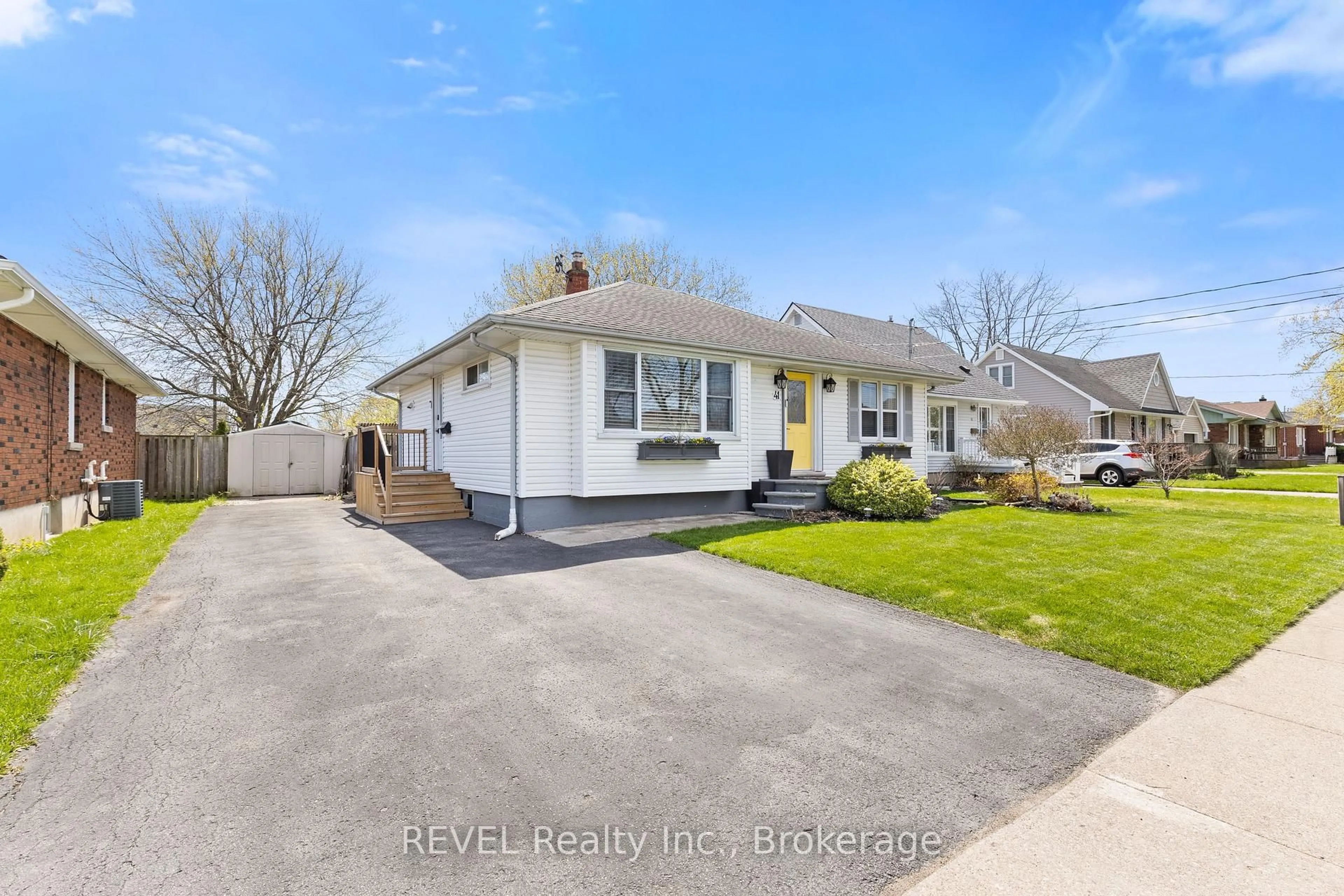 Home with vinyl exterior material, street for 41 Rose Ave, Thorold Ontario L2V 3C7