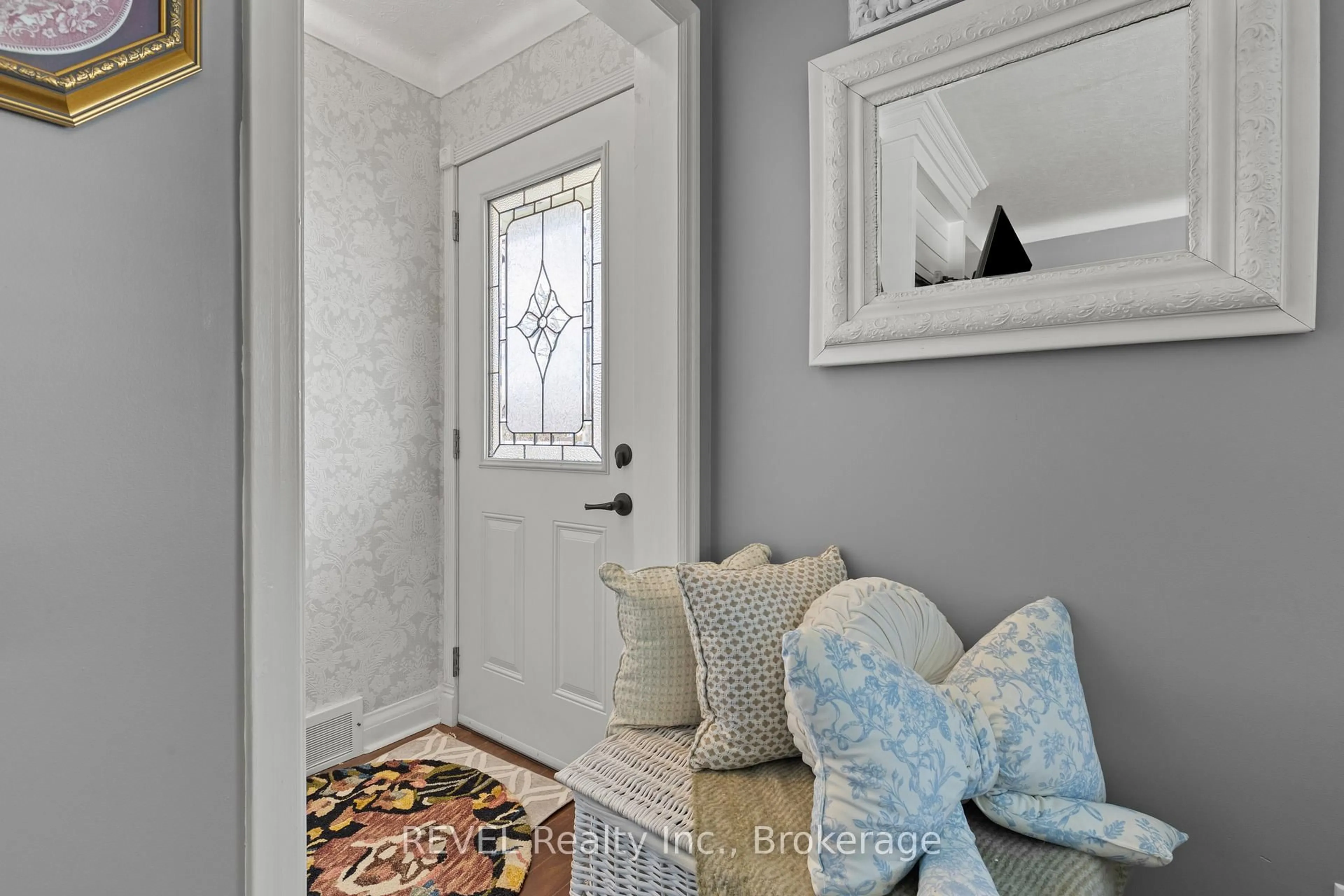 Indoor entryway for 41 Rose Ave, Thorold Ontario L2V 3C7