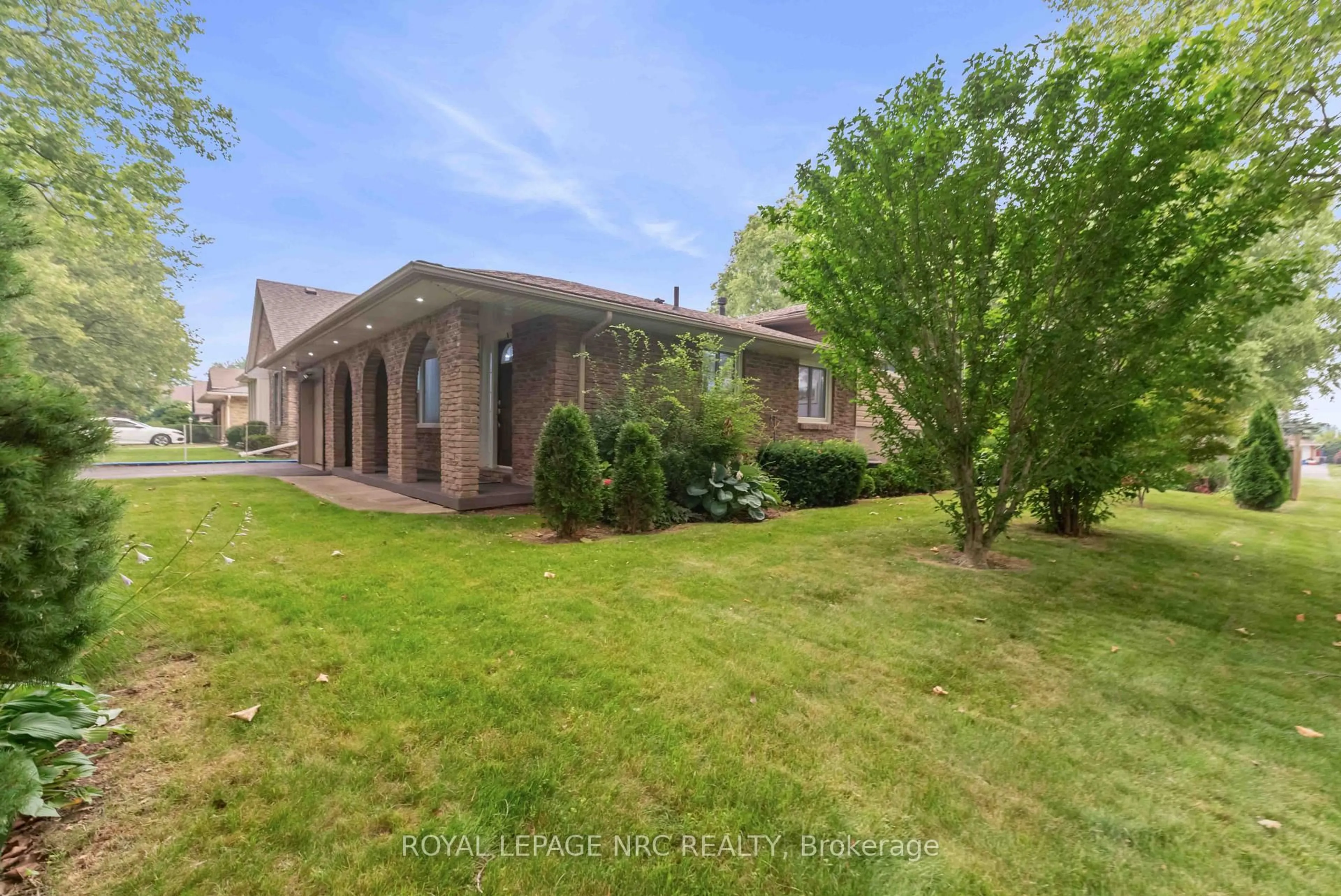 A pic from outside/outdoor area/front of a property/back of a property/a pic from drone, unknown for 18 October Dr, St. Catharines Ontario L2N 6T2