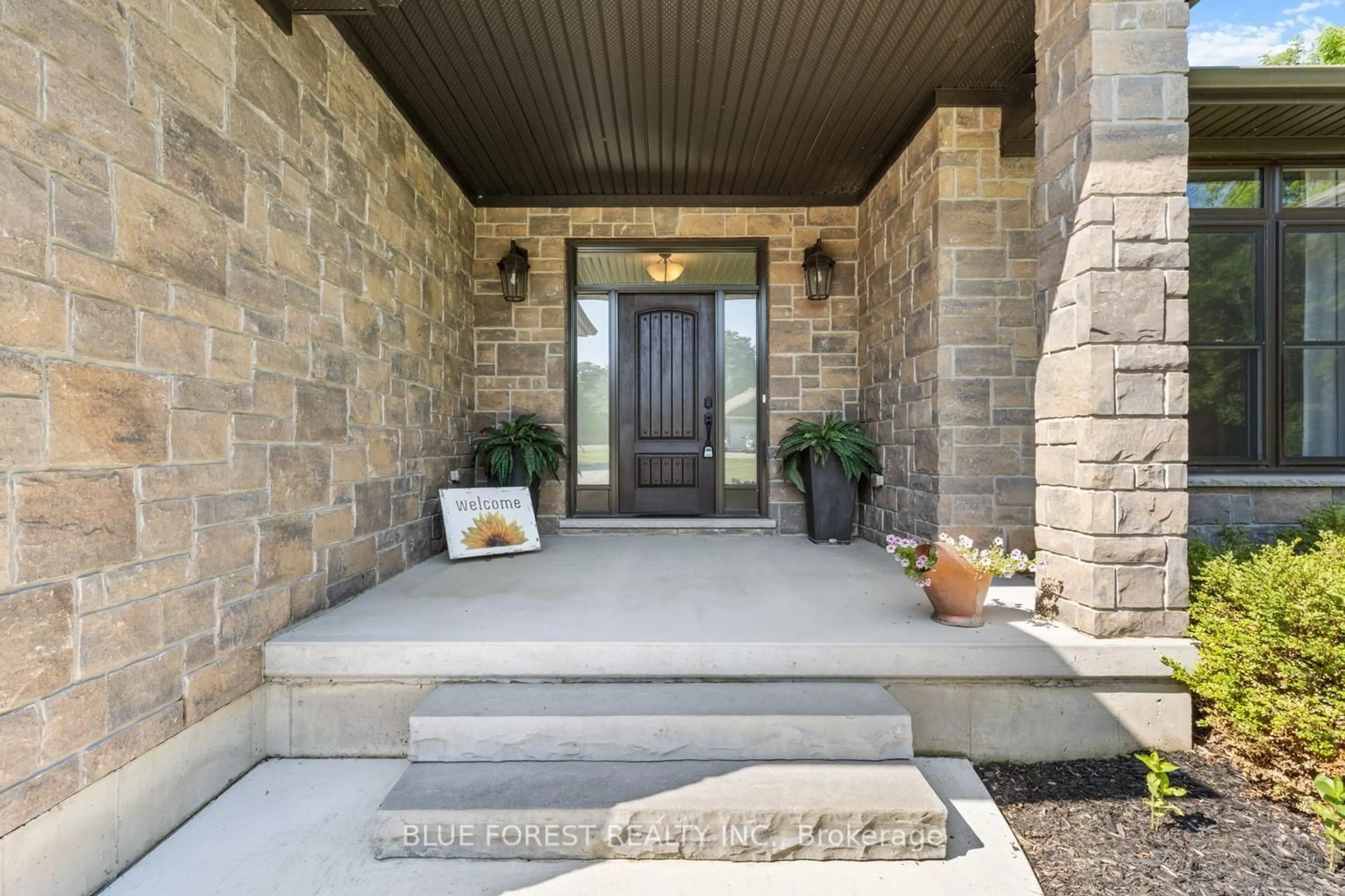 Indoor entryway for 8795 Homestead Rd, Dutton/Dunwich Ontario N0L 1P0