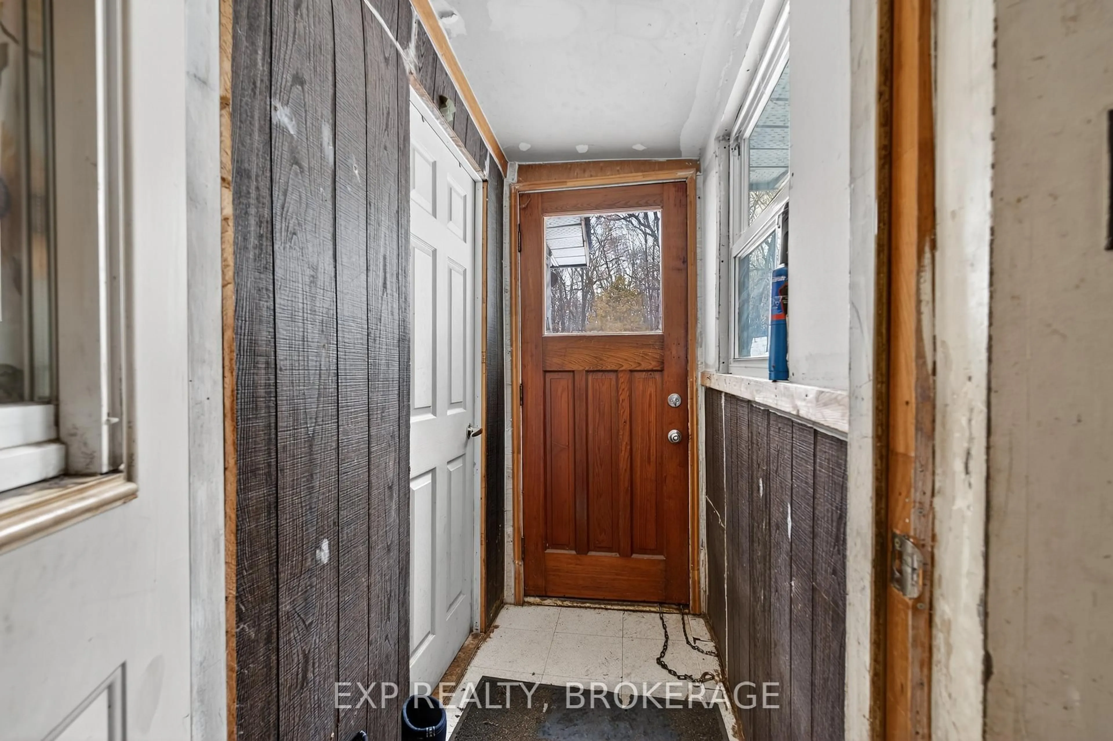 Indoor entryway for 2295 SYDENHAM Rd, Mcdonalds Corners Ontario K0H 1M0