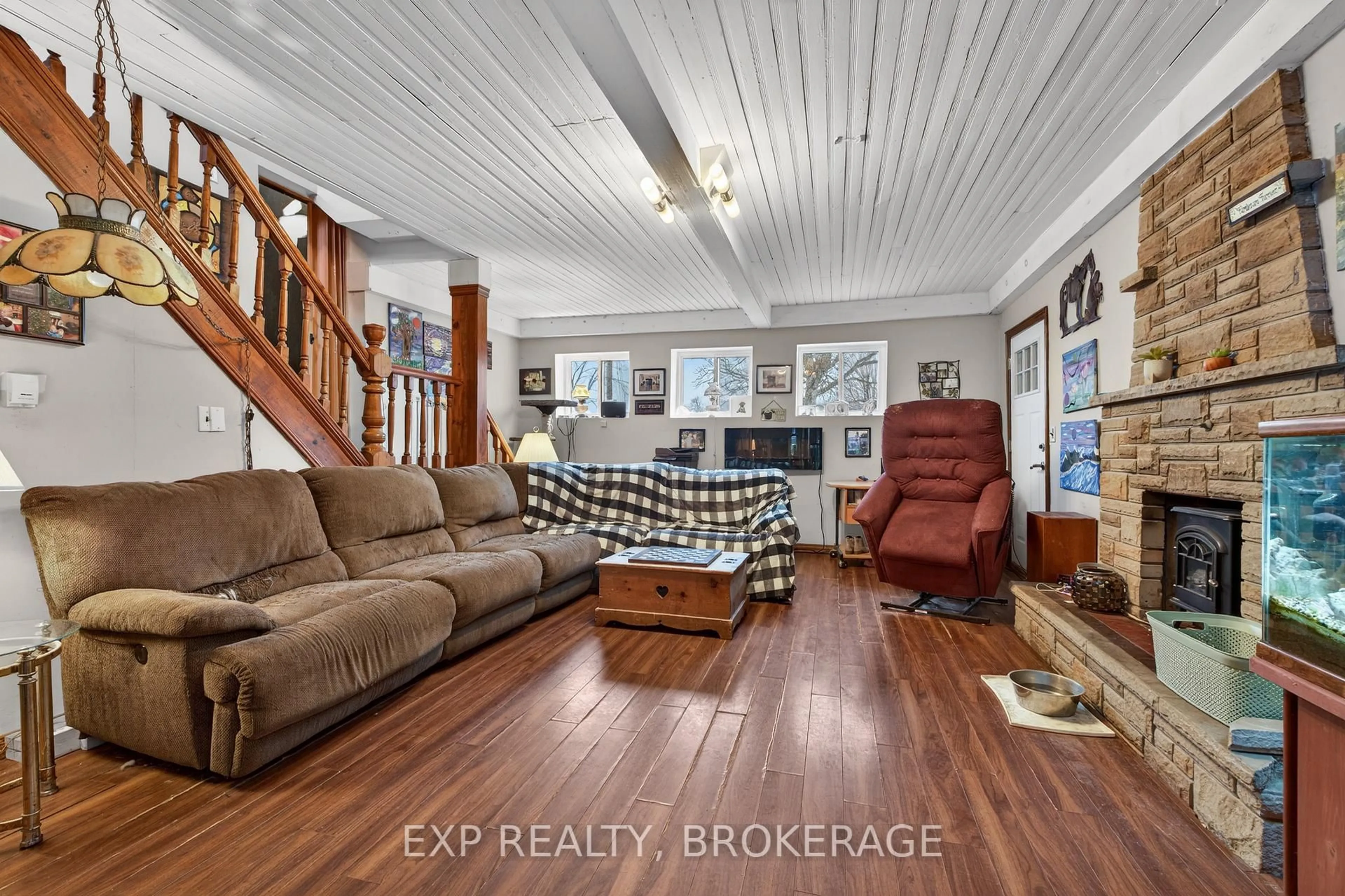 Living room with furniture, unknown for 2295 SYDENHAM Rd, Mcdonalds Corners Ontario K0H 1M0