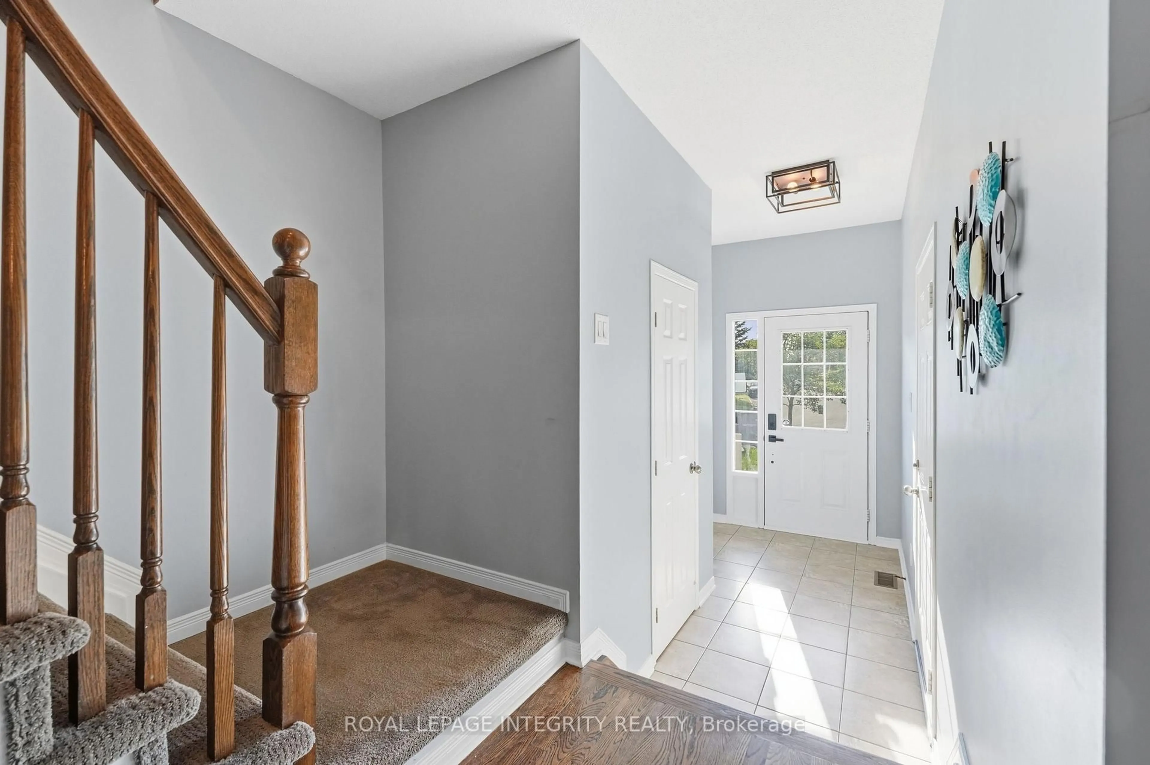 Indoor entryway for 300 Rolling Meadow Cres, Ottawa Ontario K1W 0A7