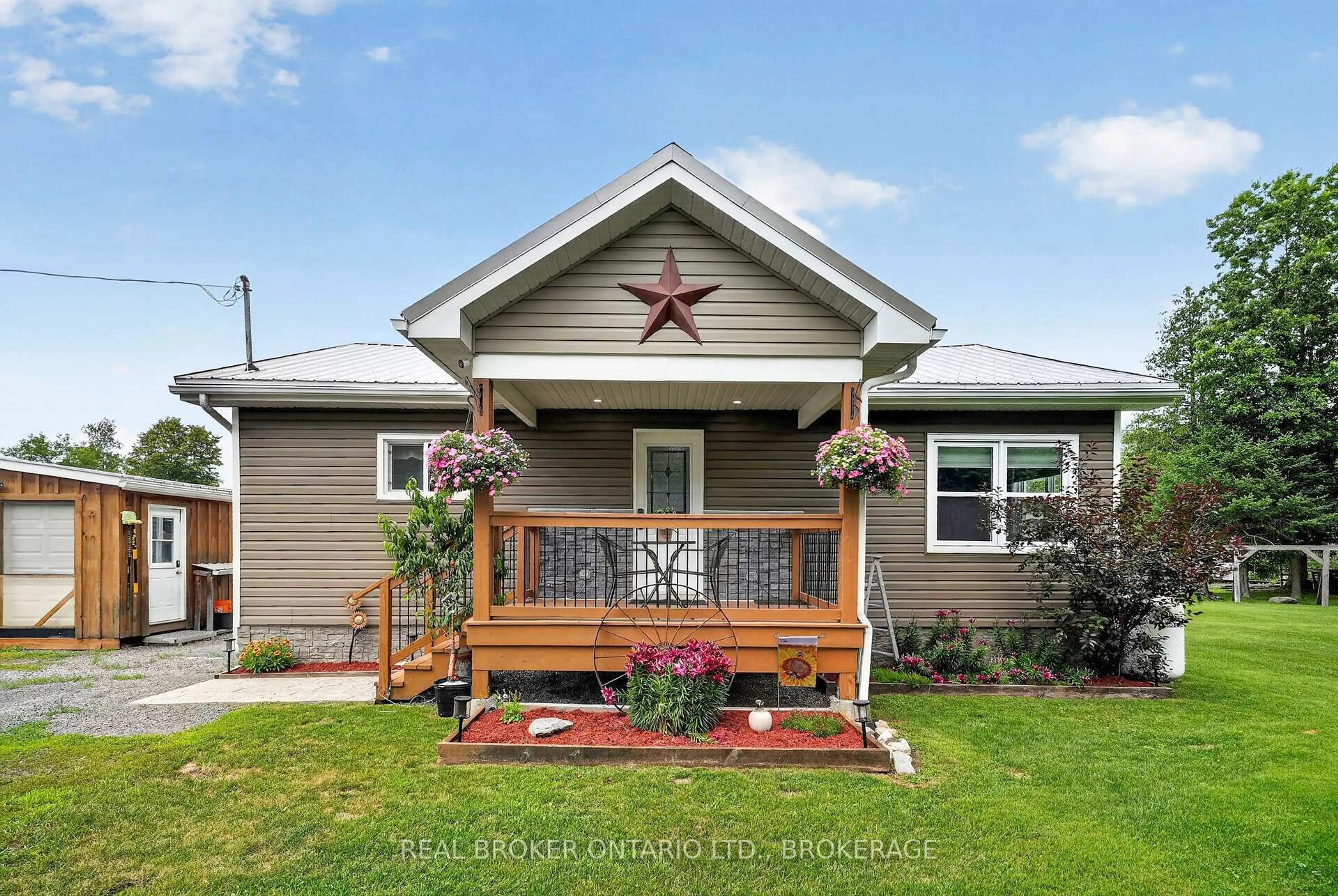 Home with vinyl exterior material, street for 17137 Quail Rd, North Stormont Ontario K0C 1V0