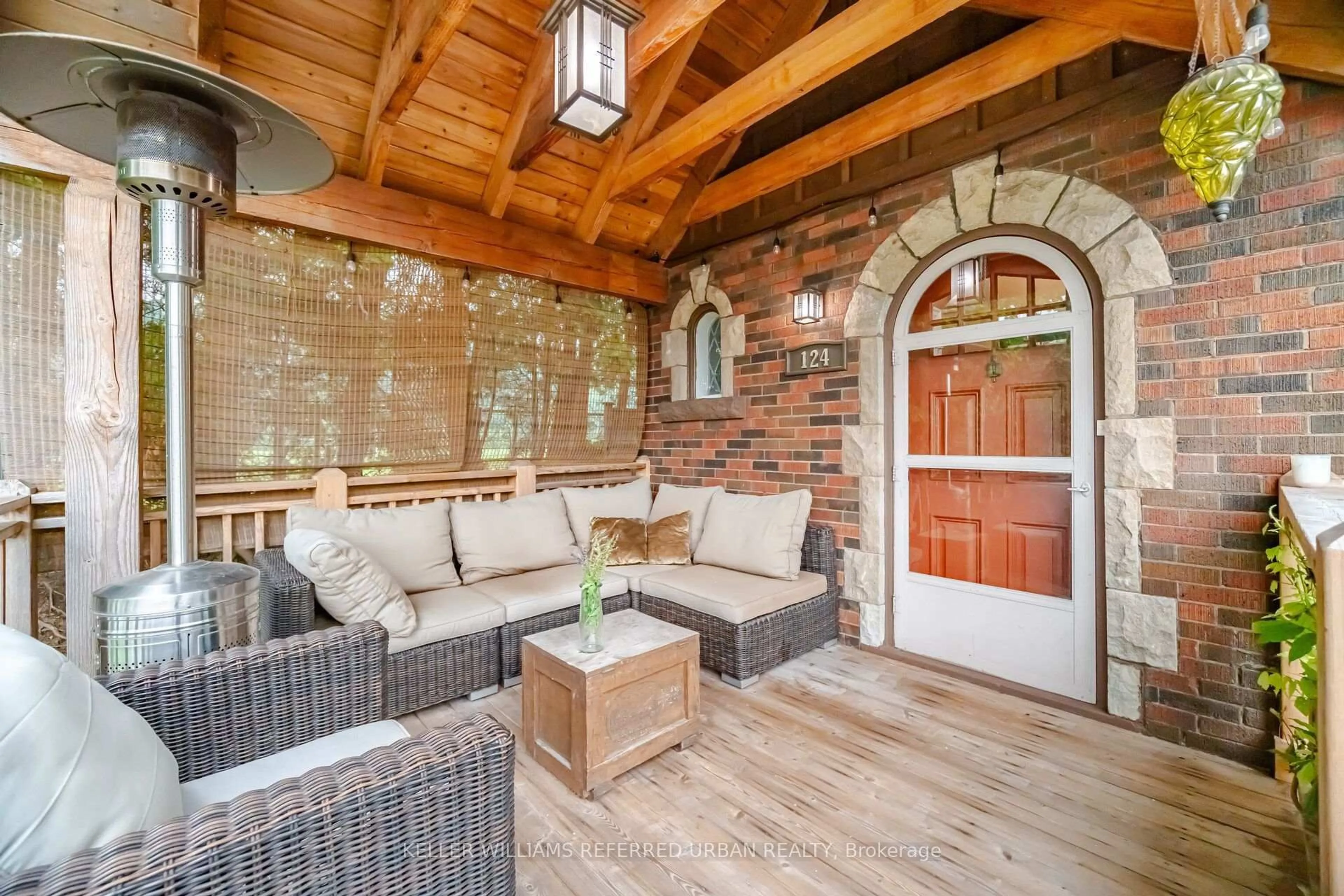 Patio, street for 124 Kipling Rd, Hamilton Ontario L8S 3X3