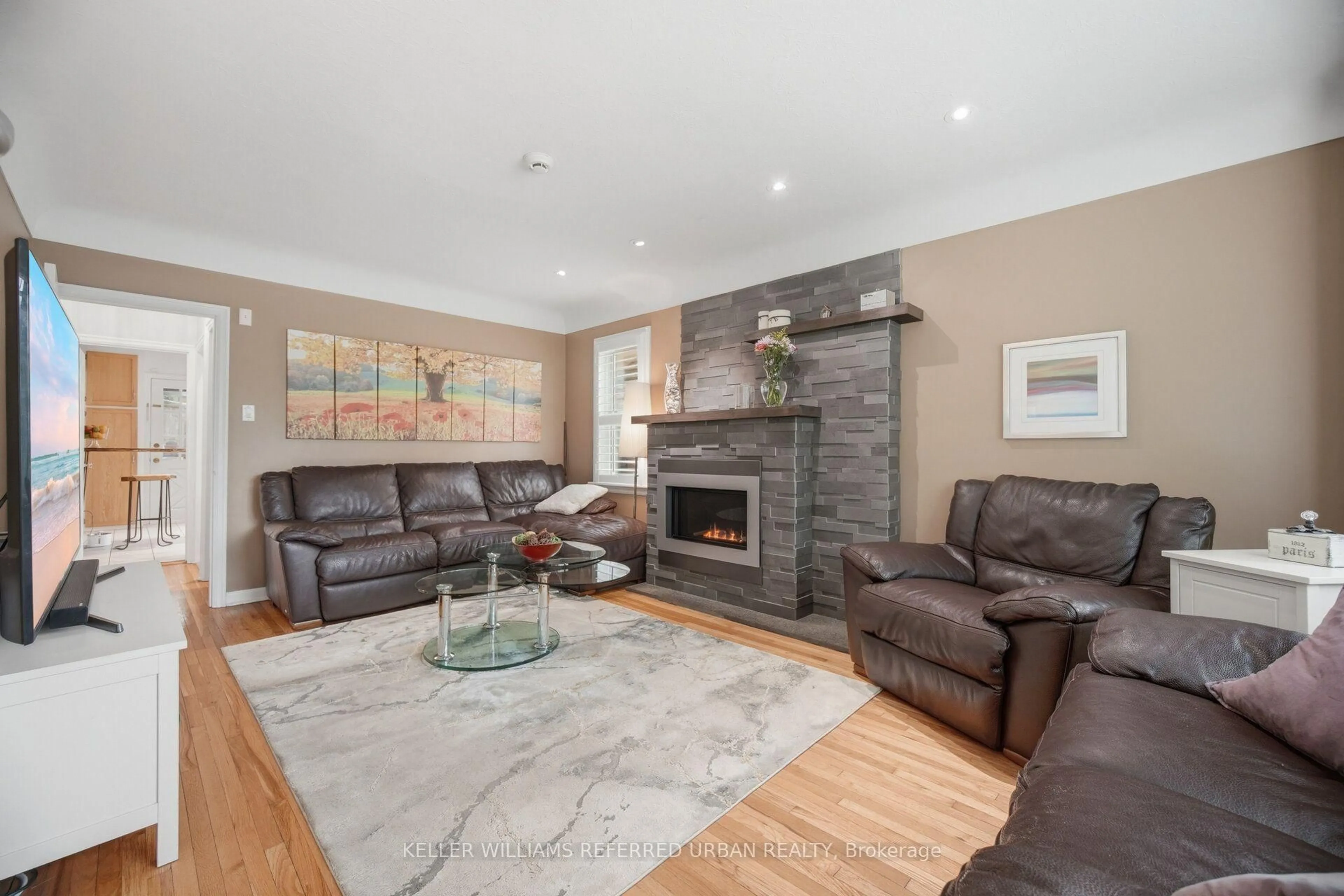 Living room with furniture, wood/laminate floor for 124 Kipling Rd, Hamilton Ontario L8S 3X3