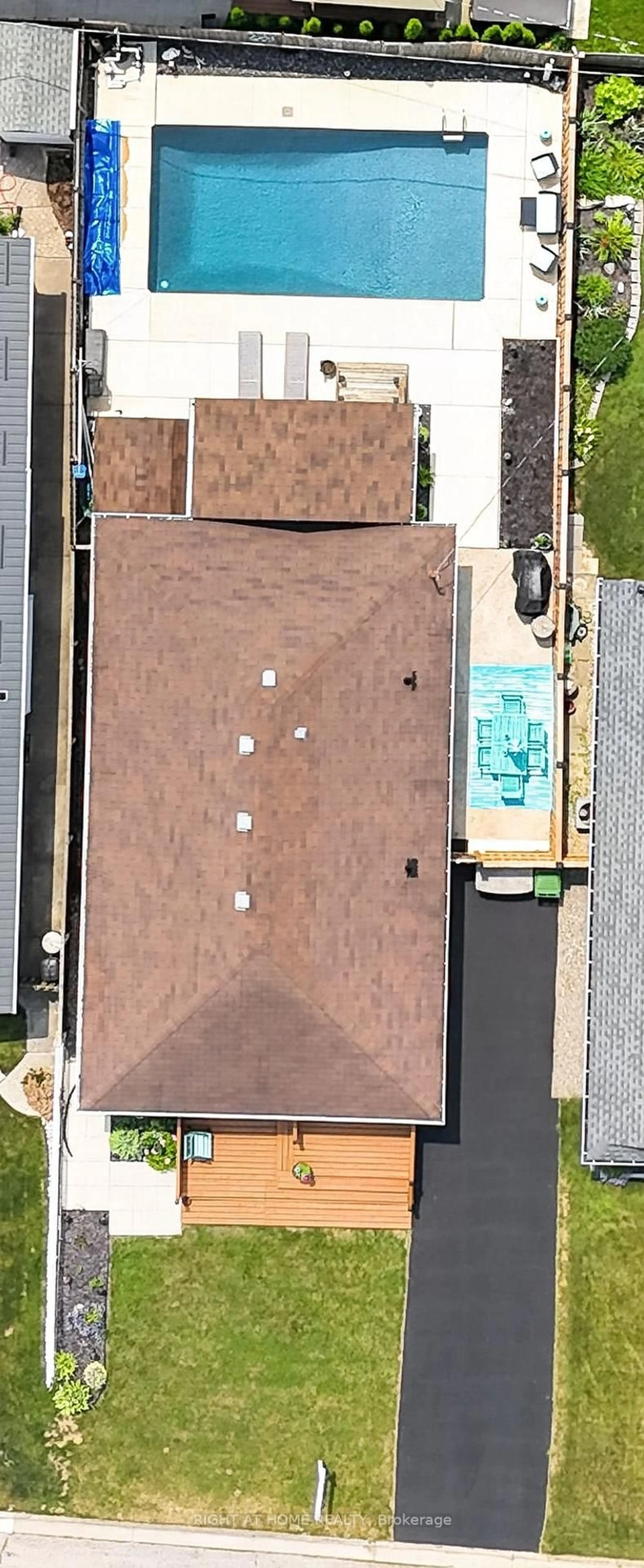 A pic from outside/outdoor area/front of a property/back of a property/a pic from drone, unknown for 27 Dyer St, St. Thomas Ontario N5R 5K2
