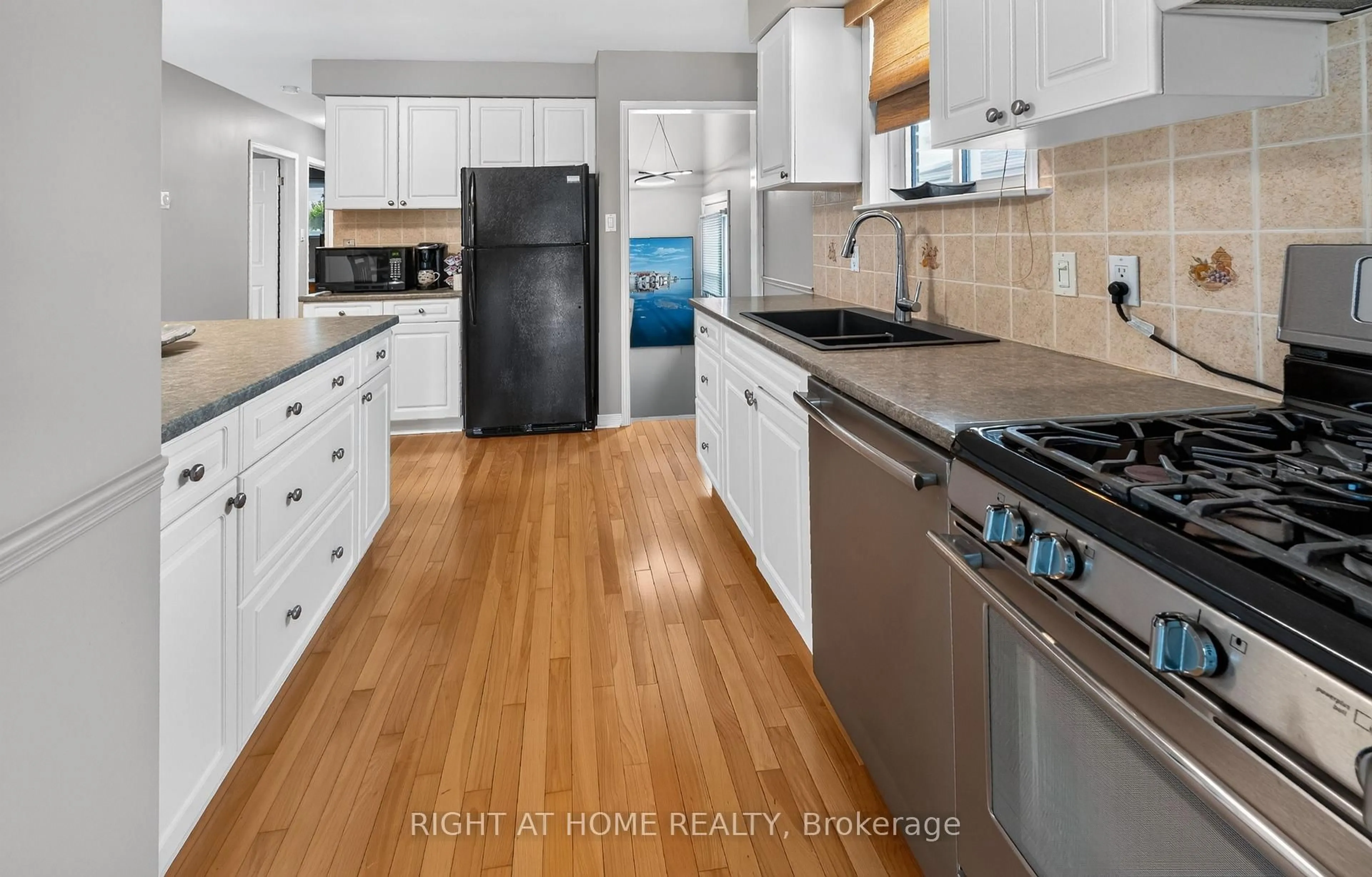 Open concept kitchen, unknown for 27 Dyer St, St. Thomas Ontario N5R 5K2