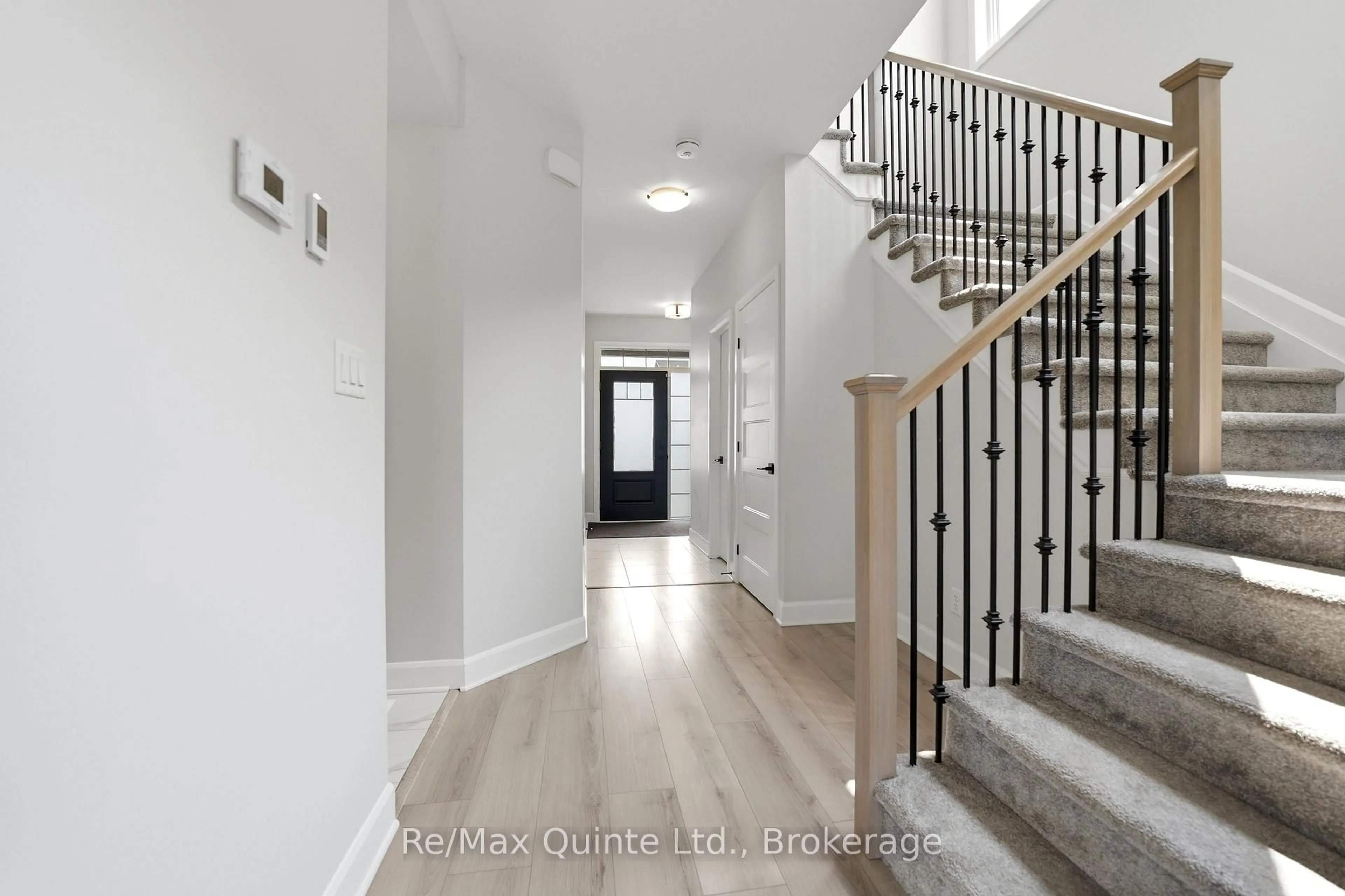 Indoor entryway for 1418 Tulip Dr, Kingston Ontario K7P 0S4