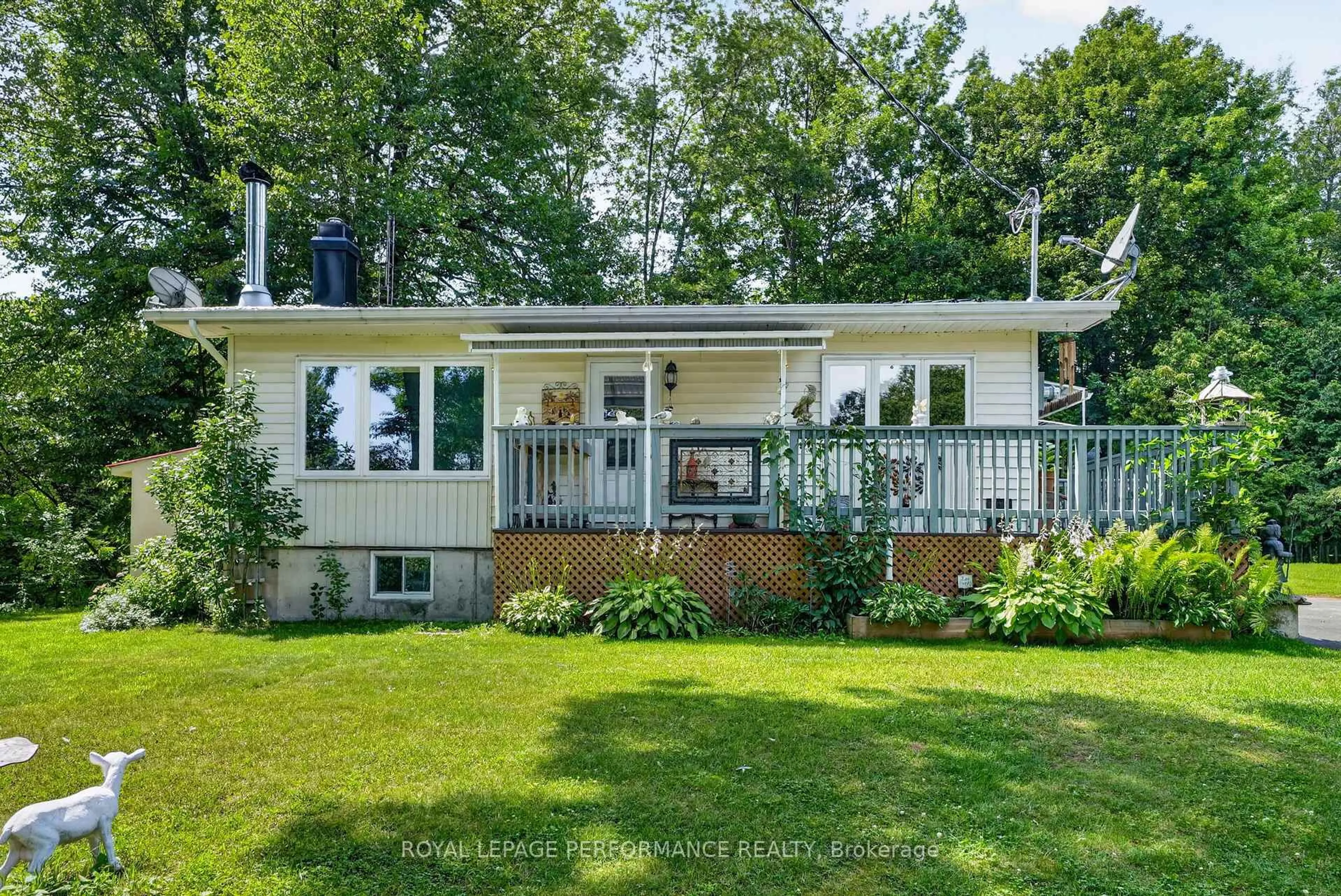 Home with vinyl exterior material, water/lake/river/ocean view for 22197 Parkhill Circ, South Glengarry Ontario K0C 1Z0