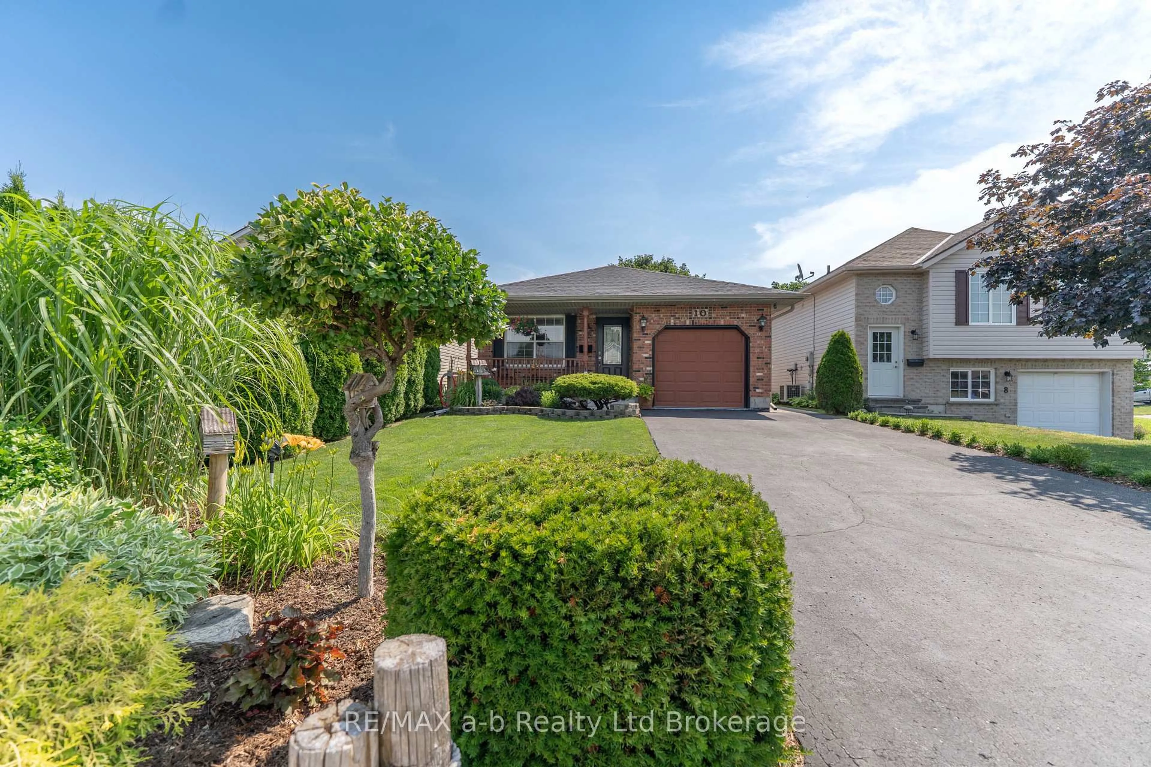 A pic from outside/outdoor area/front of a property/back of a property/a pic from drone, street for 10 Peach St, Tillsonburg Ontario N4G 5N8