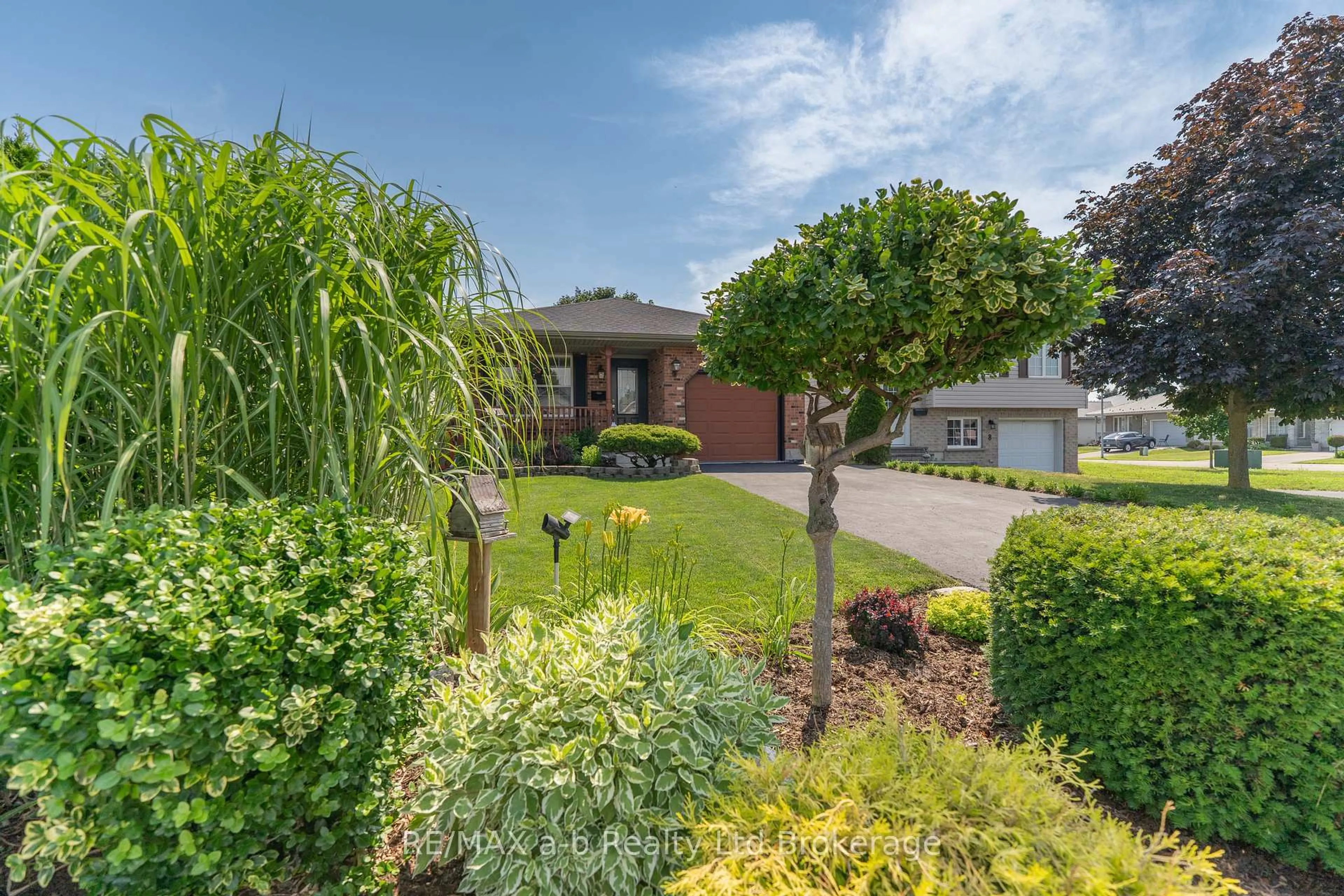 A pic from outside/outdoor area/front of a property/back of a property/a pic from drone, street for 10 Peach St, Tillsonburg Ontario N4G 5N8