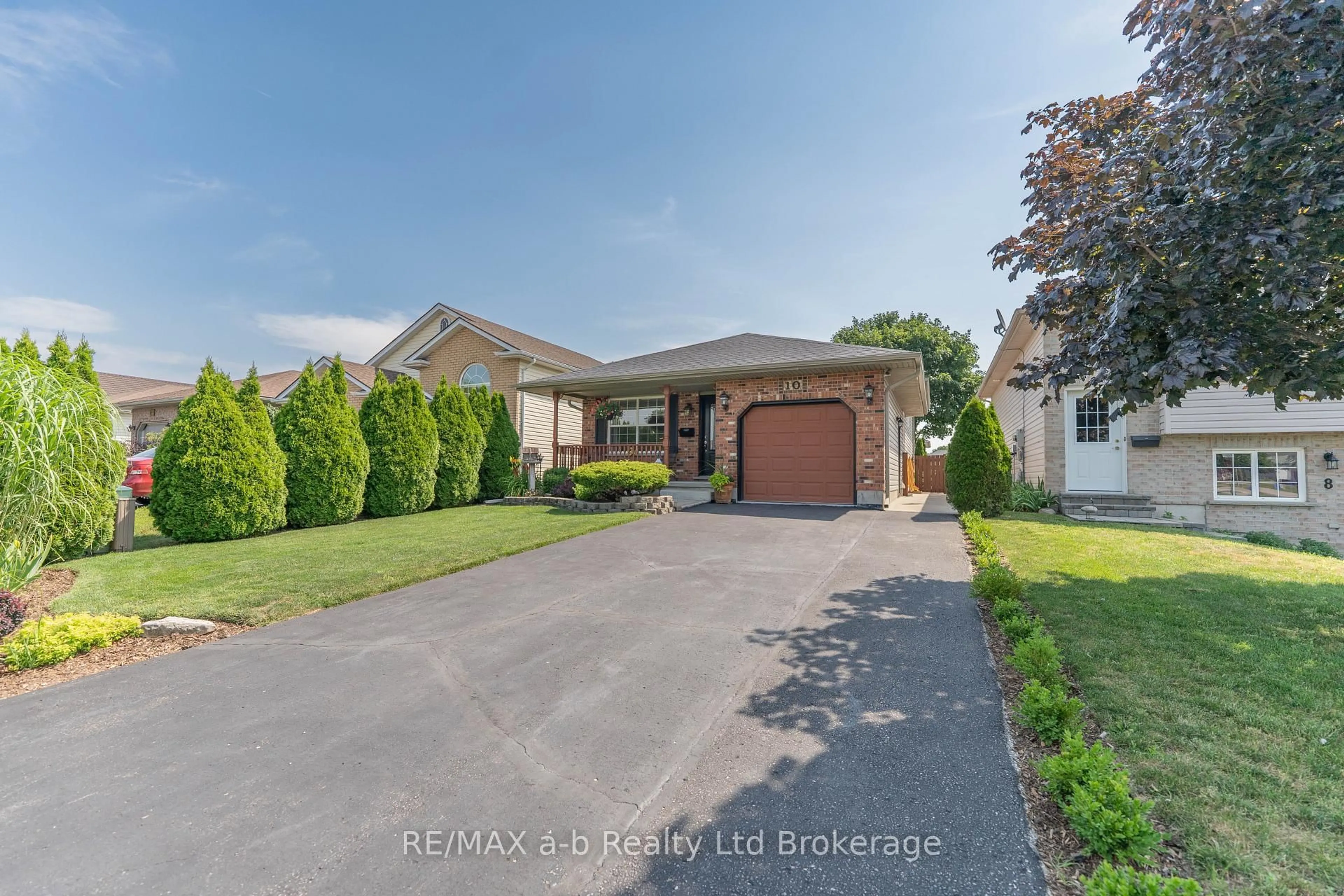 A pic from outside/outdoor area/front of a property/back of a property/a pic from drone, street for 10 Peach St, Tillsonburg Ontario N4G 5N8