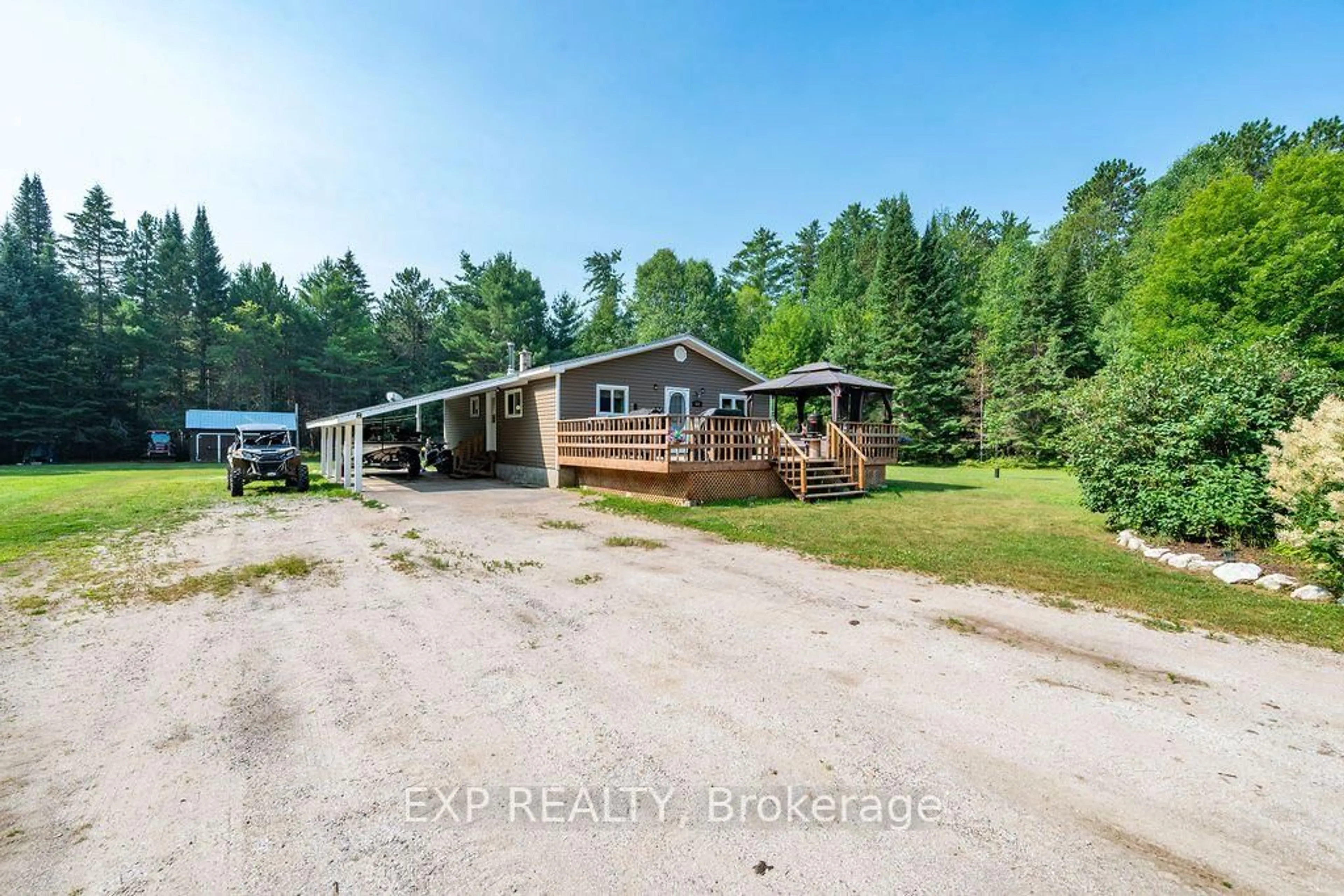 A pic from outside/outdoor area/front of a property/back of a property/a pic from drone, water/lake/river/ocean view for 557 Pine St, Griffith Ontario K0J 2R0