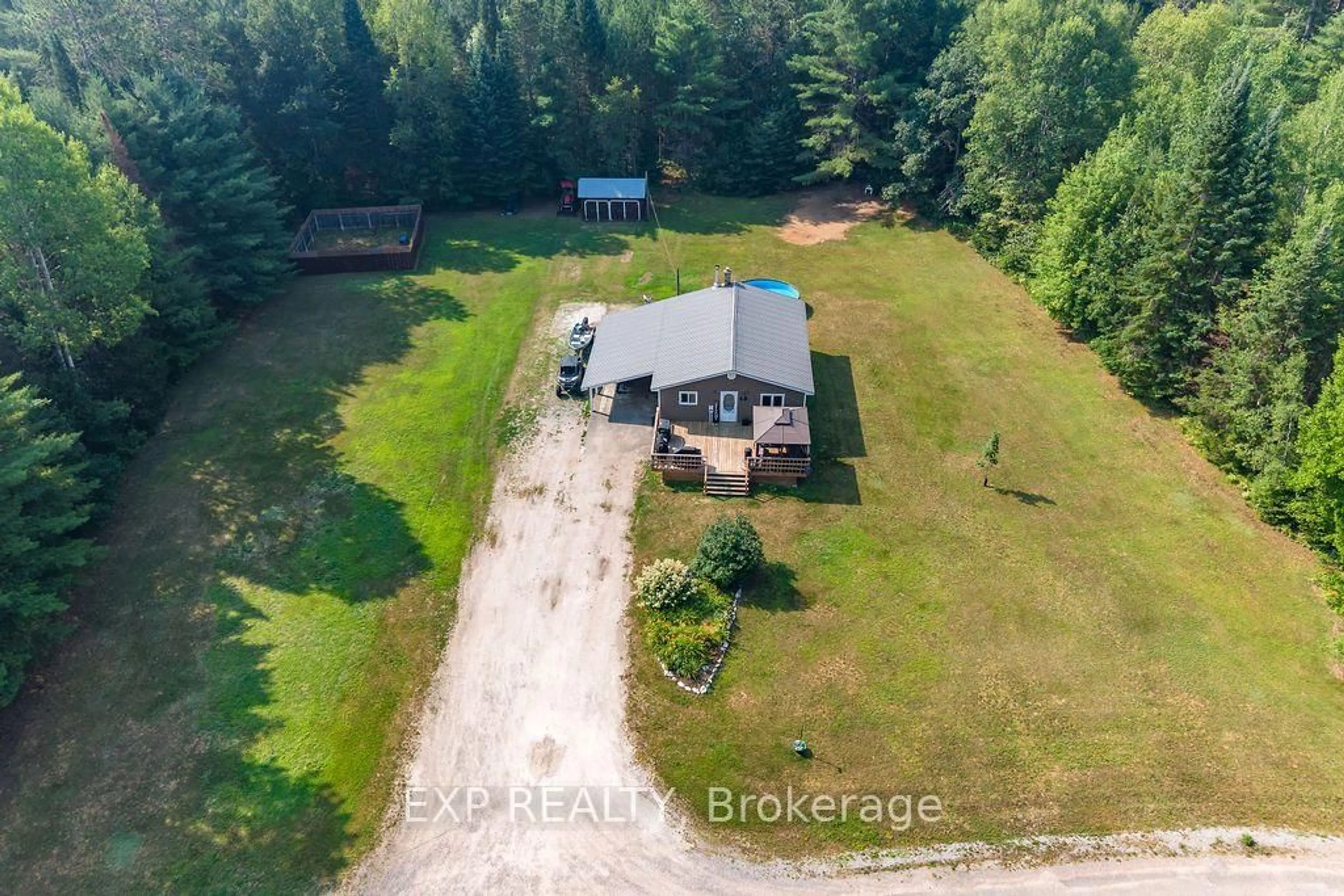 A pic from outside/outdoor area/front of a property/back of a property/a pic from drone, building for 557 Pine St, Griffith Ontario K0J 2R0