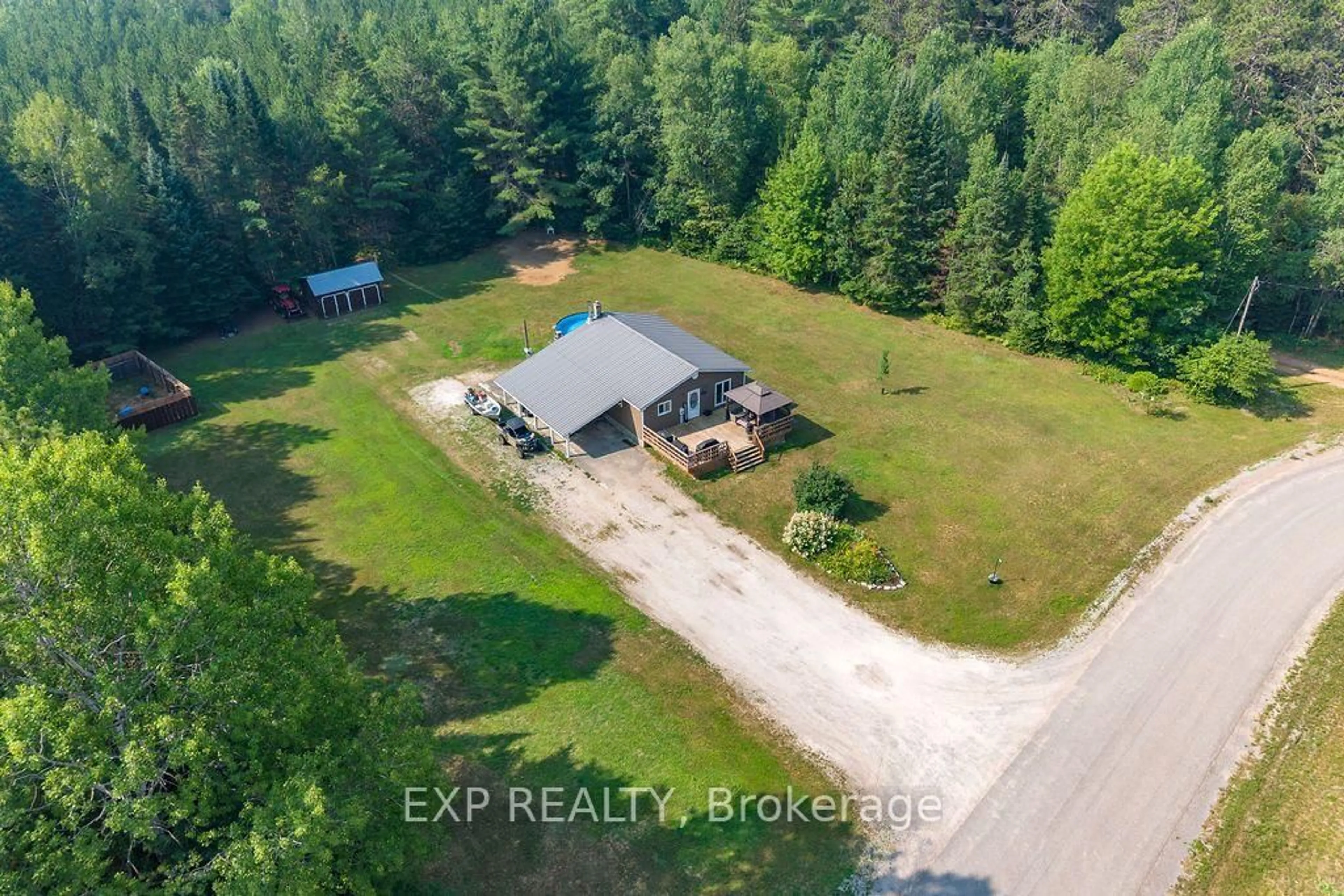 A pic from outside/outdoor area/front of a property/back of a property/a pic from drone, unknown for 557 Pine St, Griffith Ontario K0J 2R0