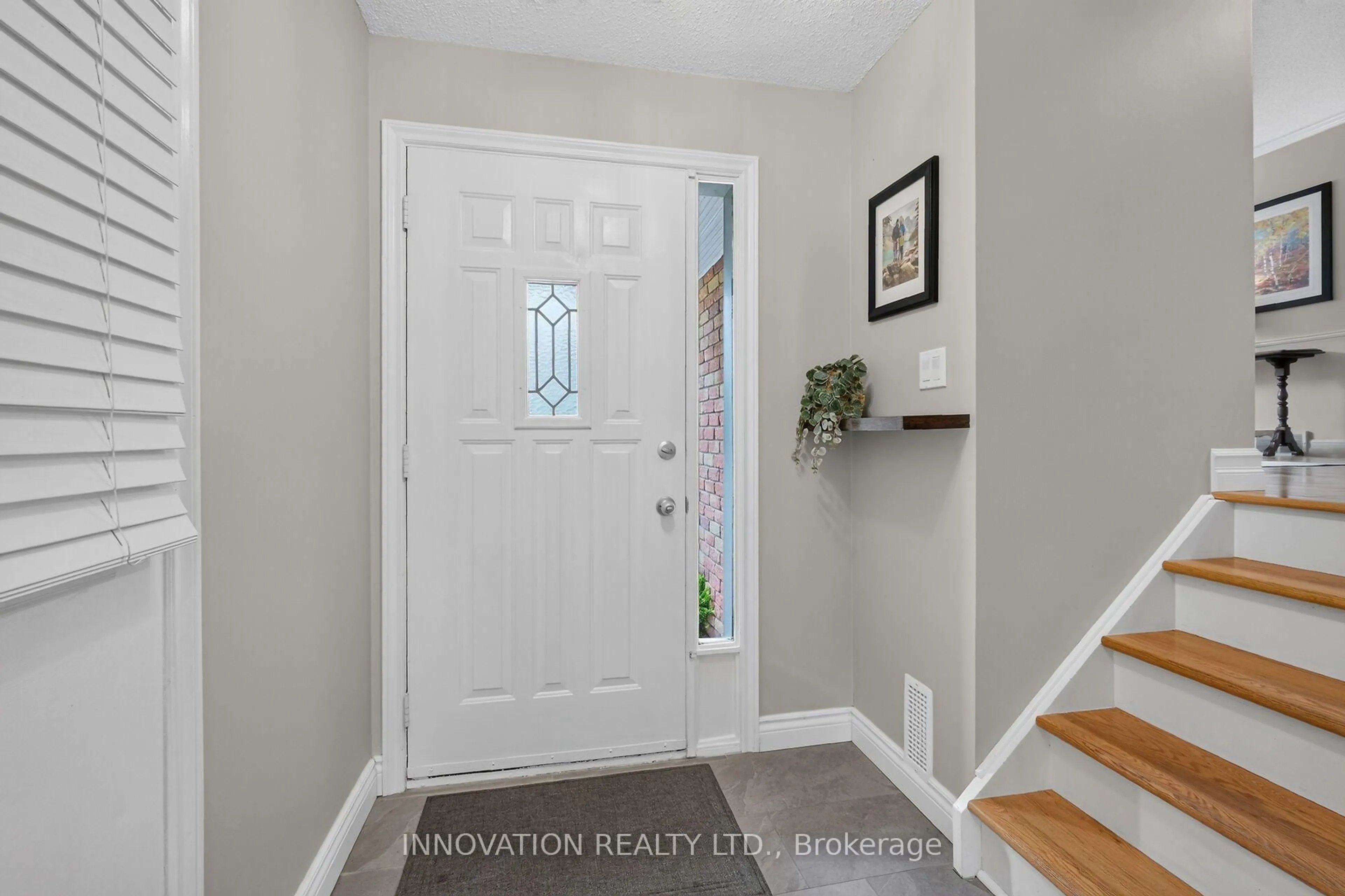 Indoor entryway for 2675 Cindy Crt, Metcalfe Ontario K0A 2P0