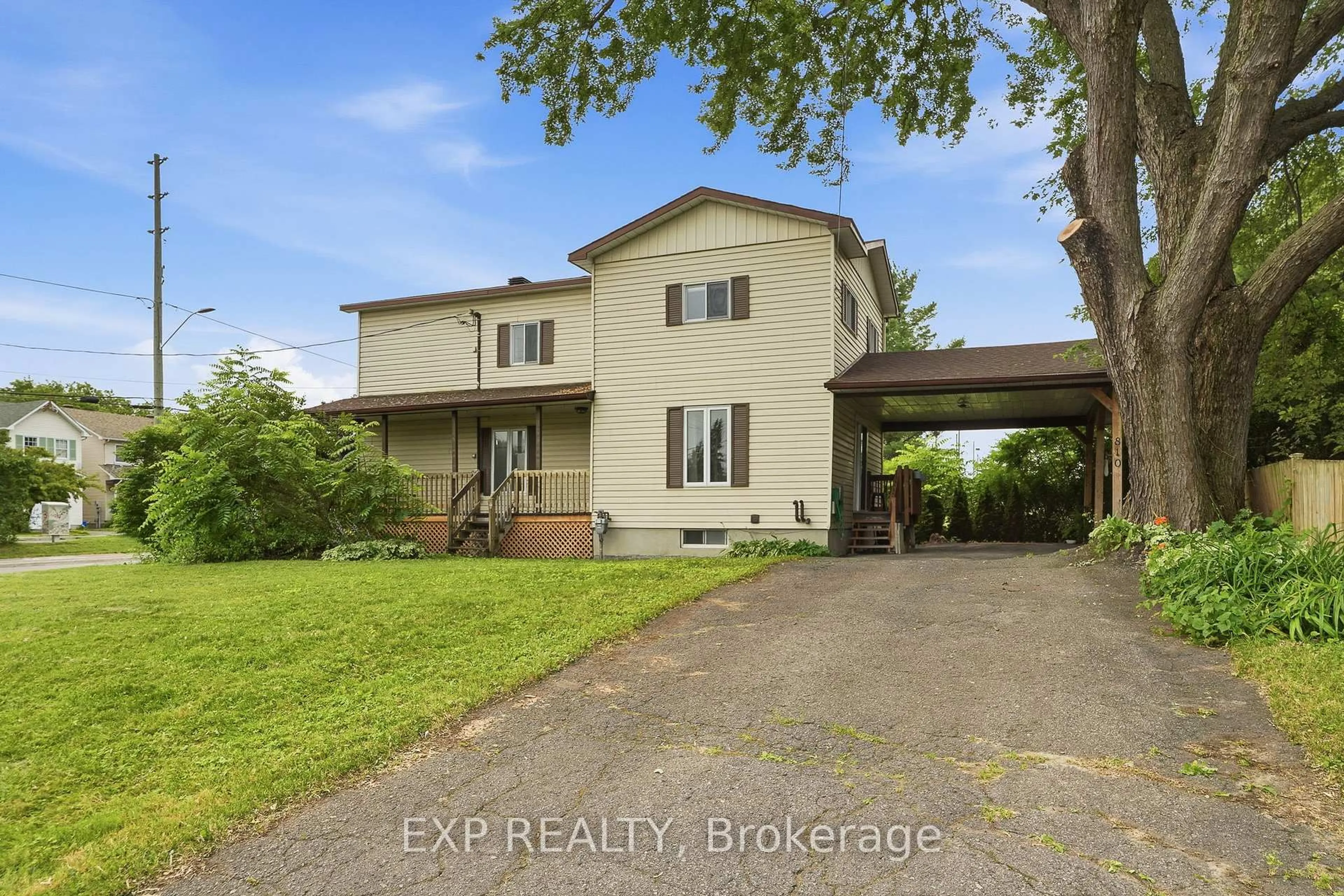 A pic from outside/outdoor area/front of a property/back of a property/a pic from drone, unknown for 810 CARON St, Clarence-Rockland Ontario K4K 1G4