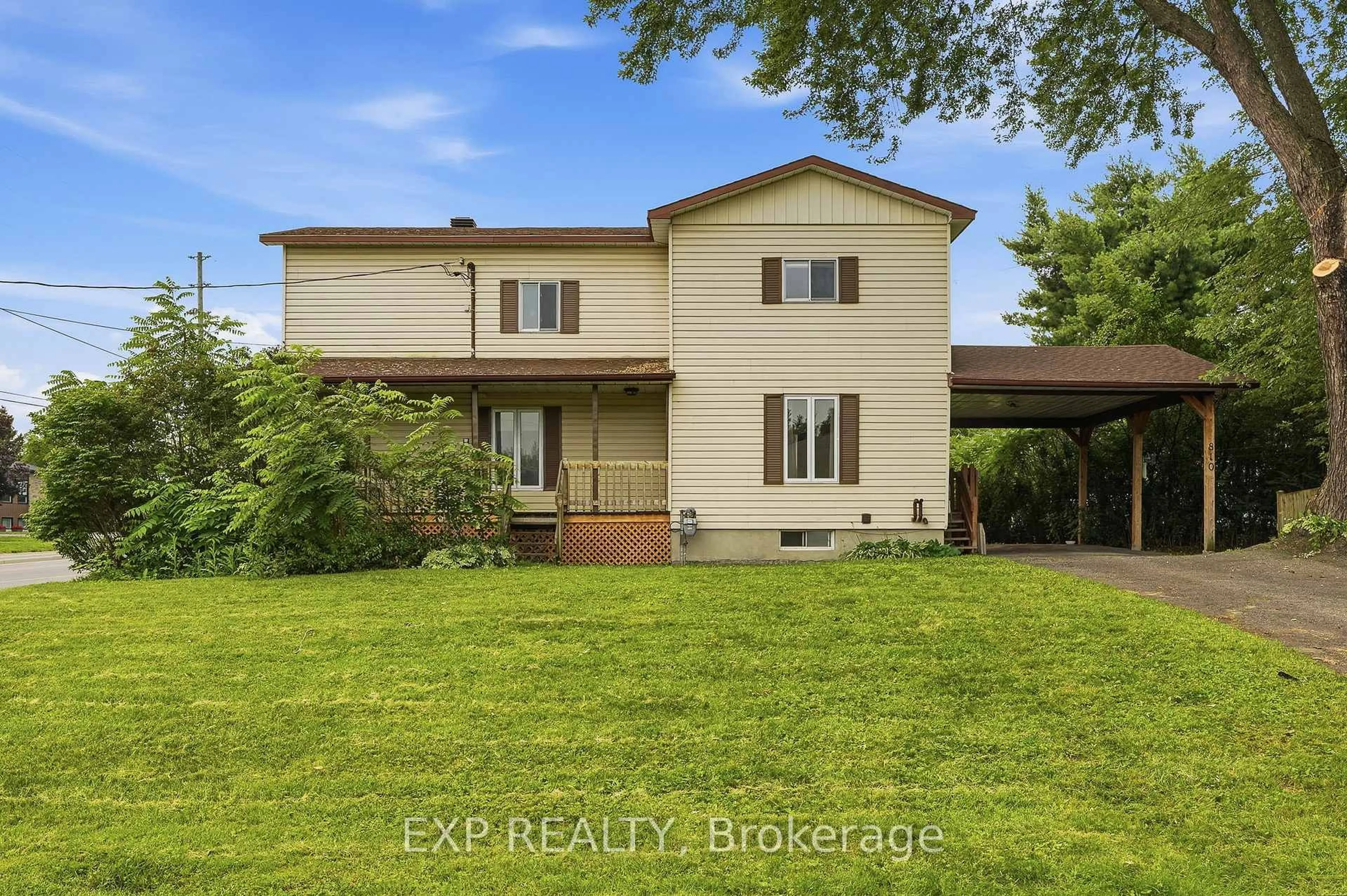 A pic from outside/outdoor area/front of a property/back of a property/a pic from drone, unknown for 810 CARON St, Clarence-Rockland Ontario K4K 1G4