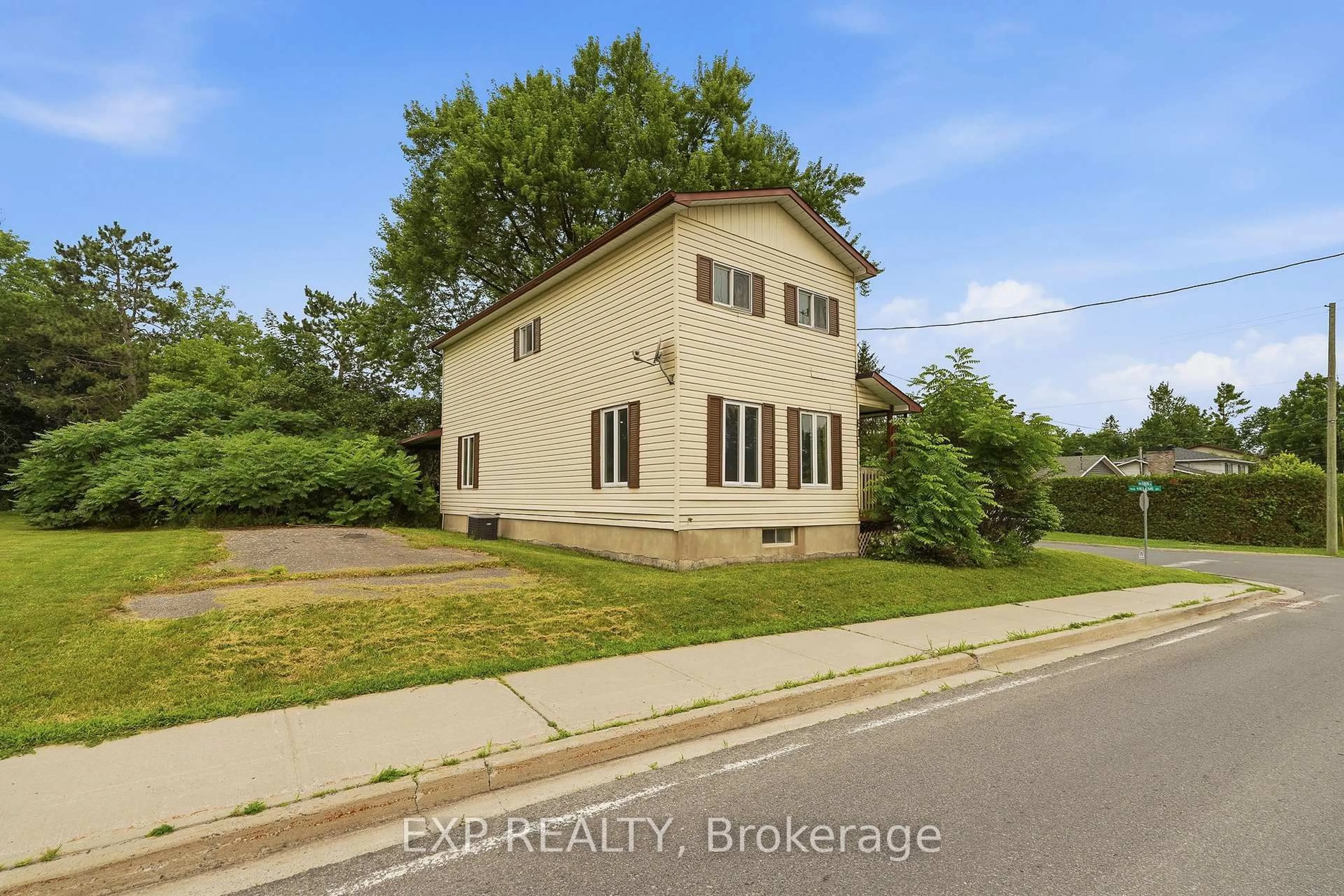 A pic from outside/outdoor area/front of a property/back of a property/a pic from drone, street for 810 CARON St, Clarence-Rockland Ontario K4K 1G4