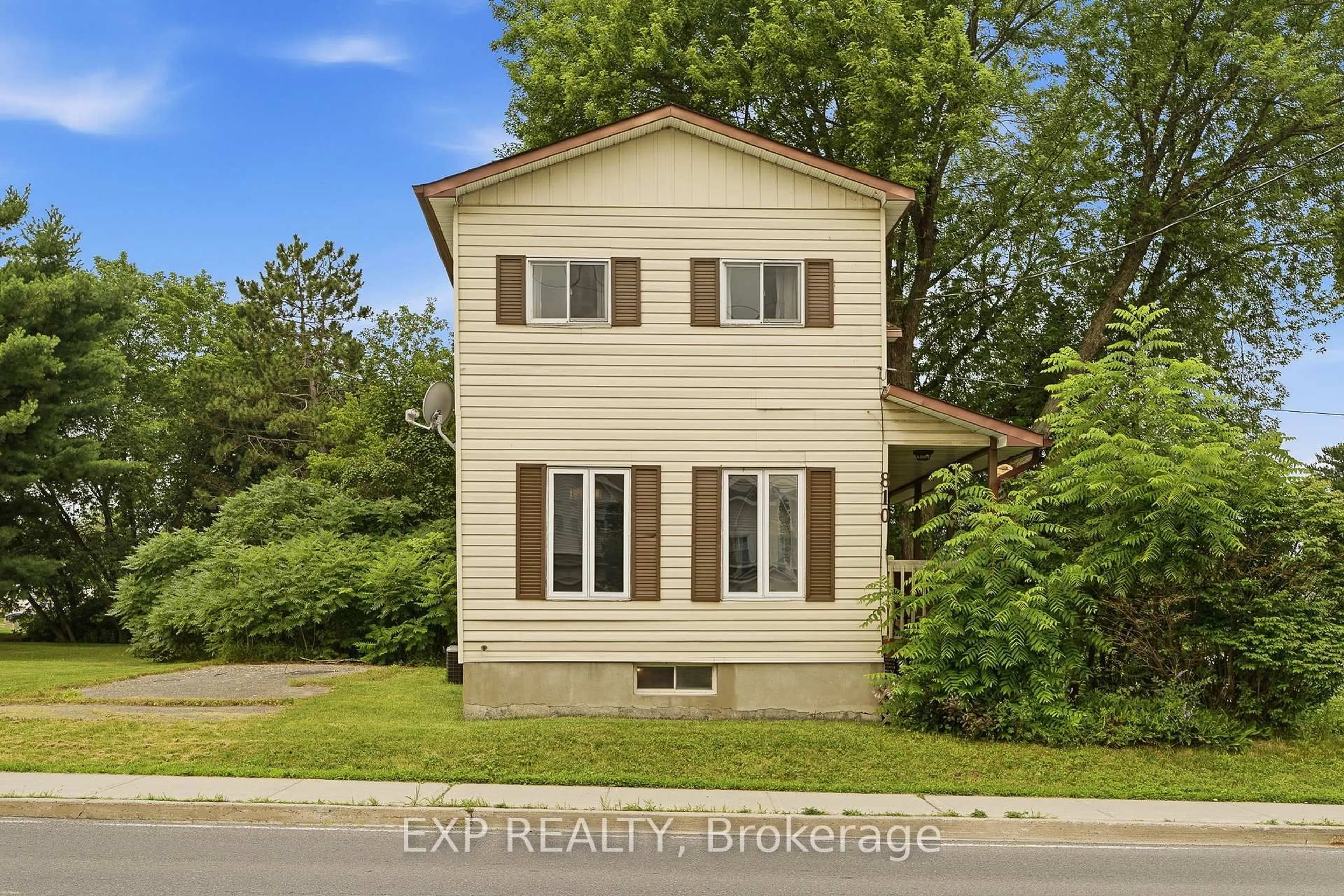 Home with vinyl exterior material, street for 810 CARON St, Clarence-Rockland Ontario K4K 1G4