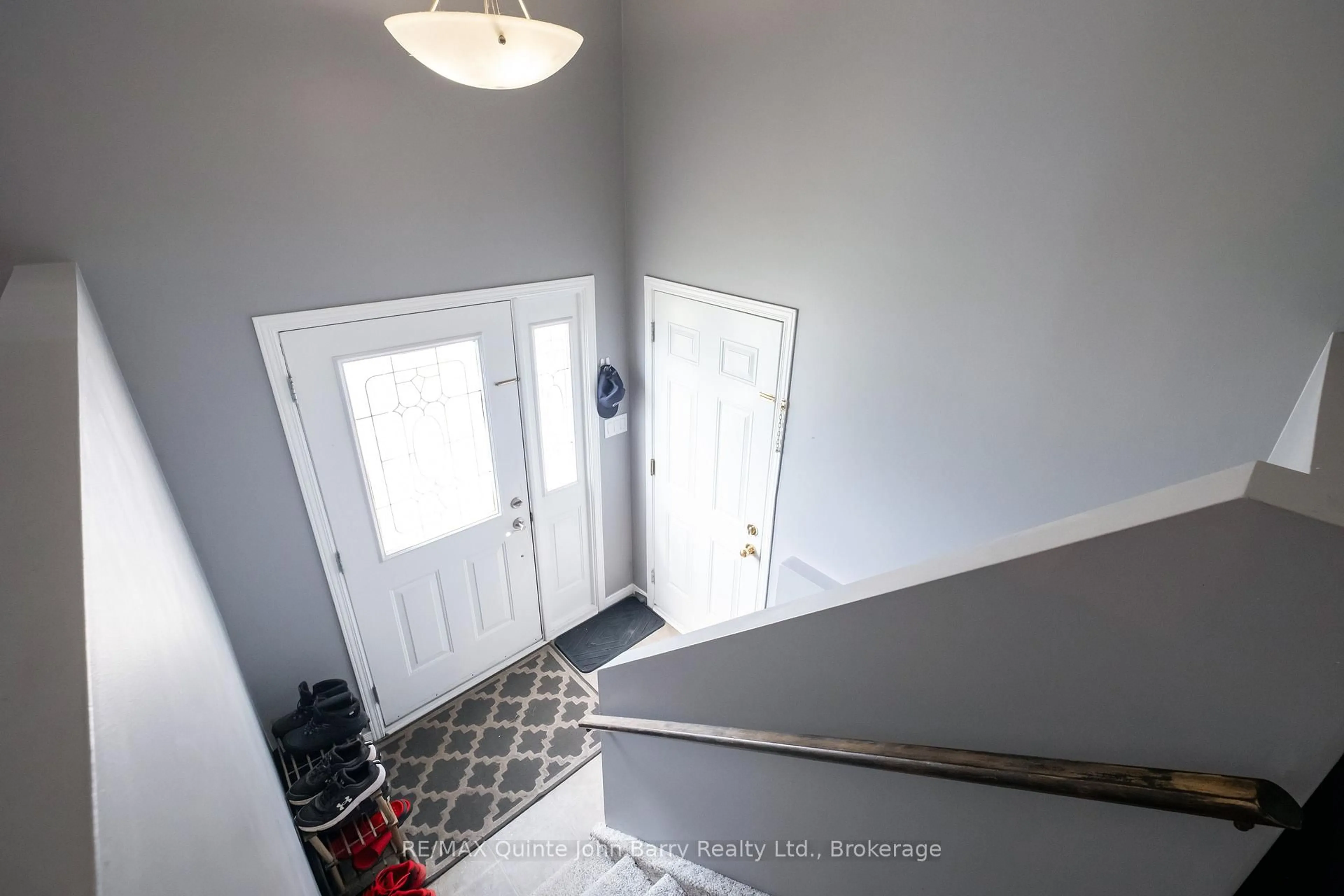 Indoor entryway for 152 Nicholas St, Quinte West Ontario K8V 6B2