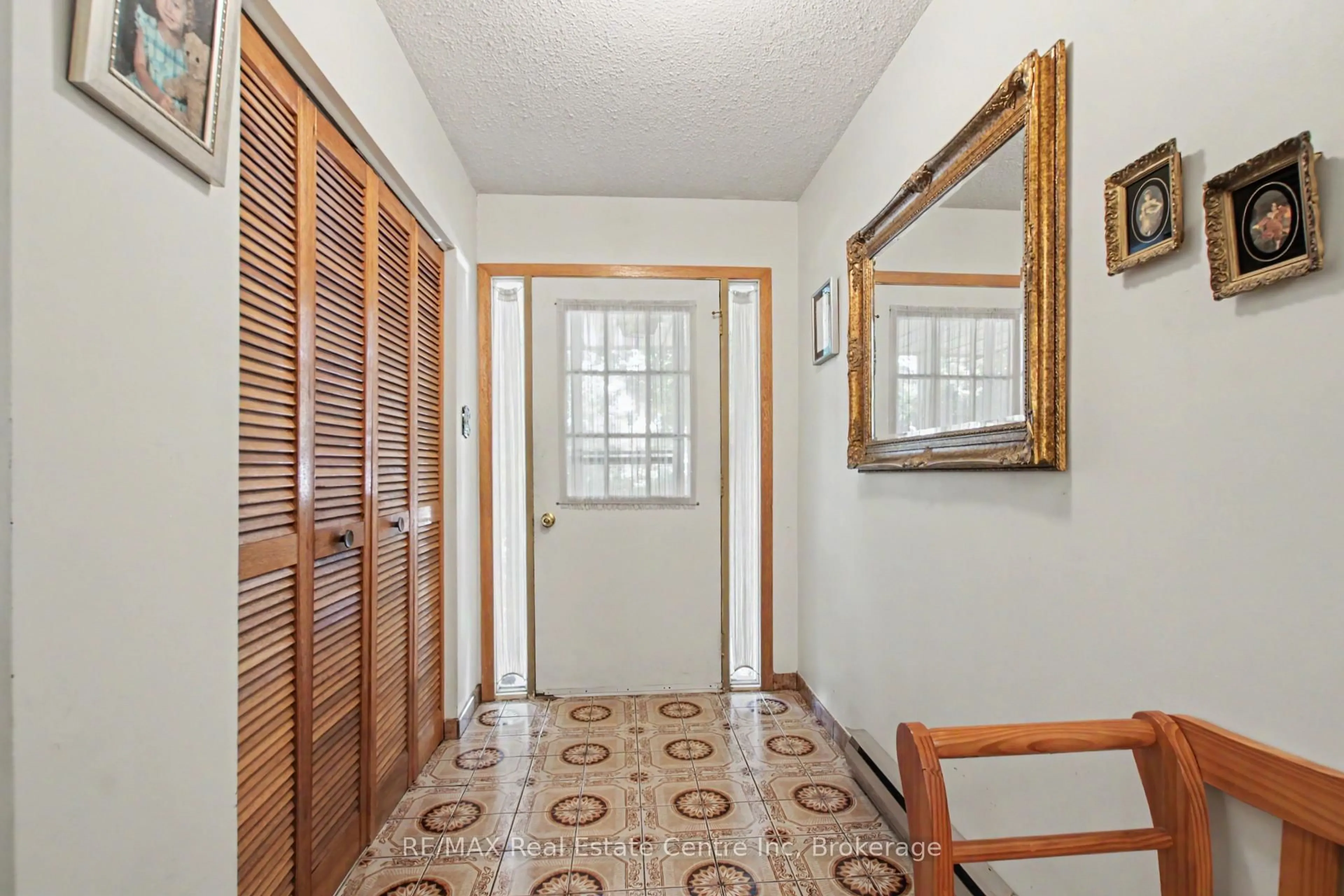 Indoor foyer for 23 Northwood Cres, Guelph Ontario N1H 6Z5