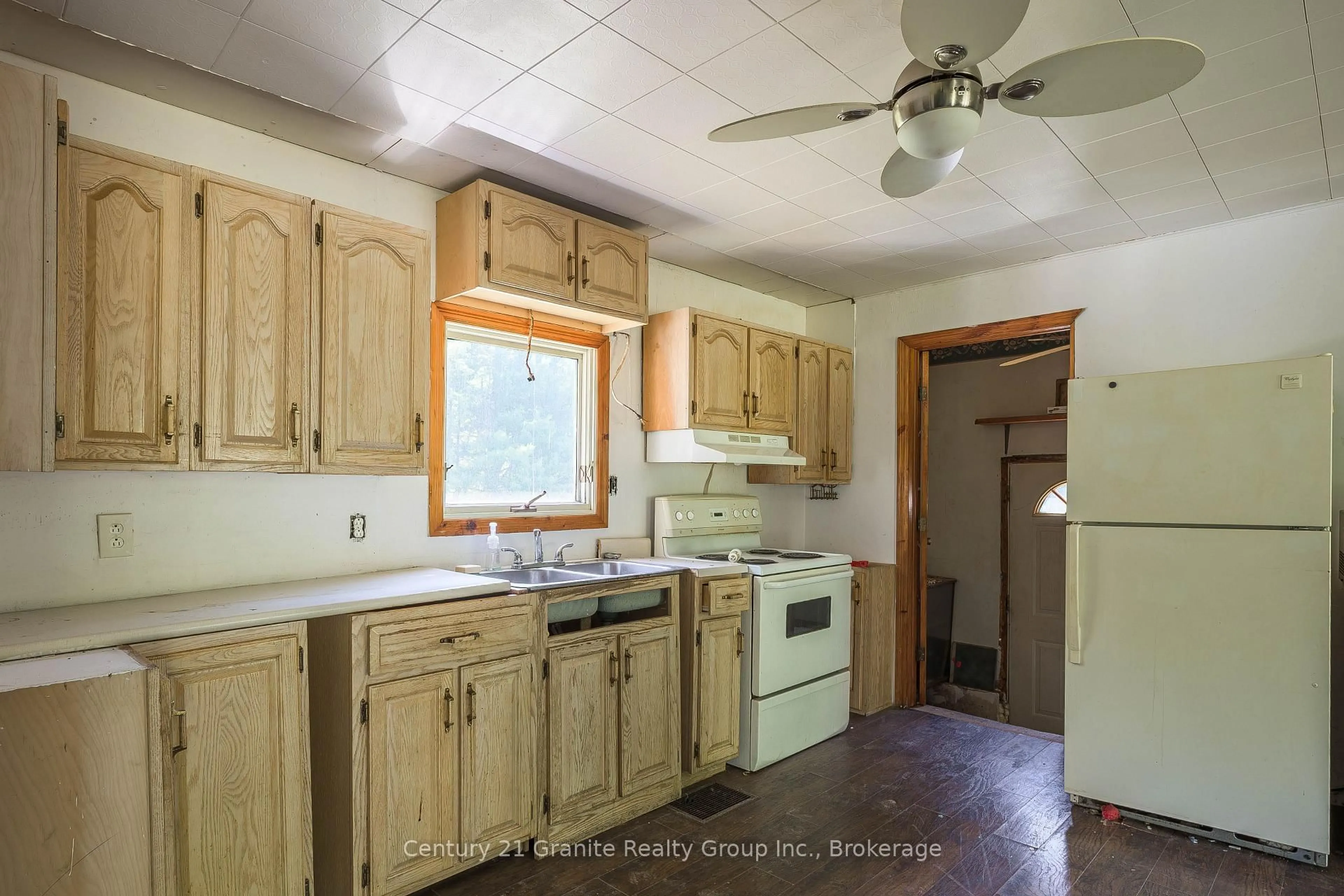 Standard kitchen, unknown for 4750 County Road 121, Minden Hills Ontario K0M 2A1