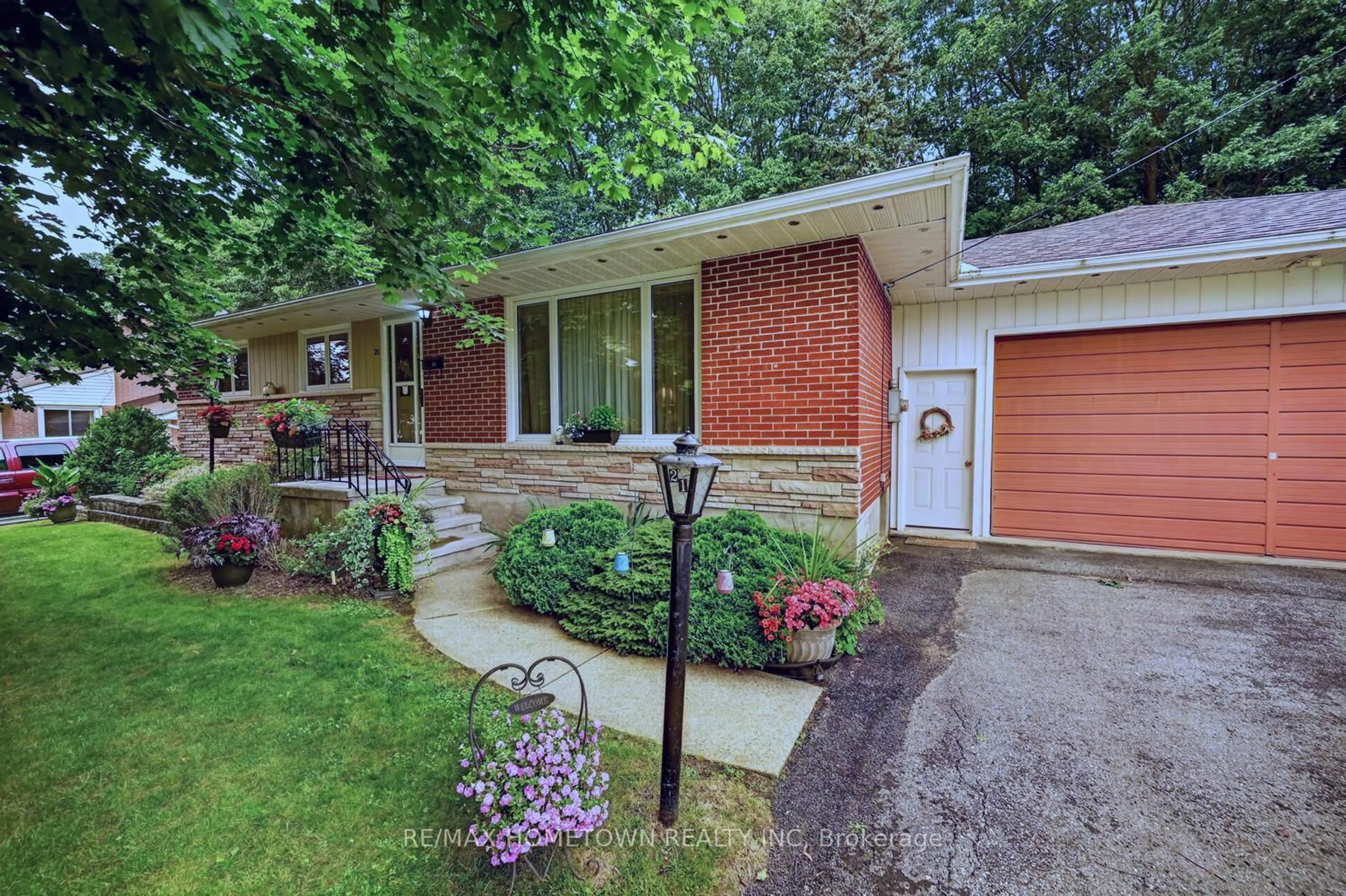 Home with brick exterior material, street for 21 Fairway Cres, Brockville Ontario K6V 3V1
